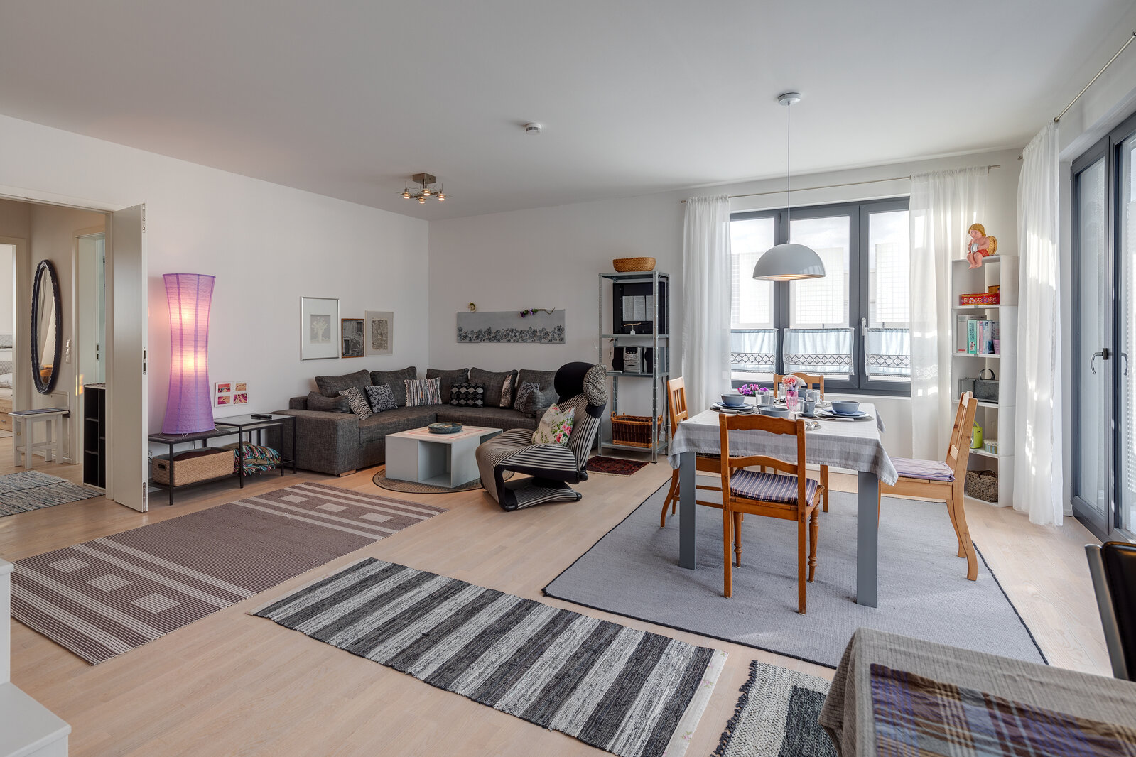 Spacious 2-room apartment with parking space - Photo 1
