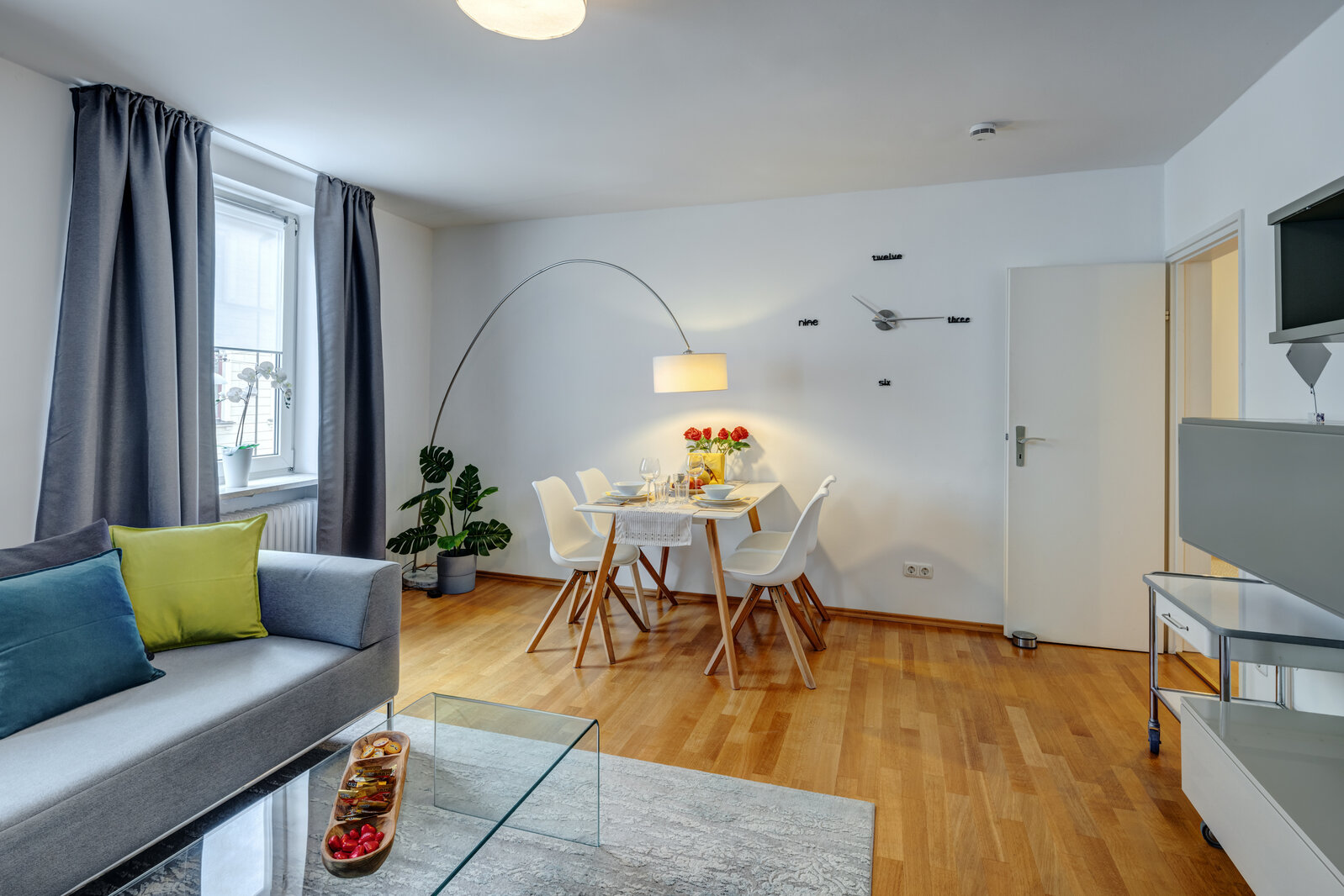 Prime location in Lehel at the Thierschplatz - Photo 4