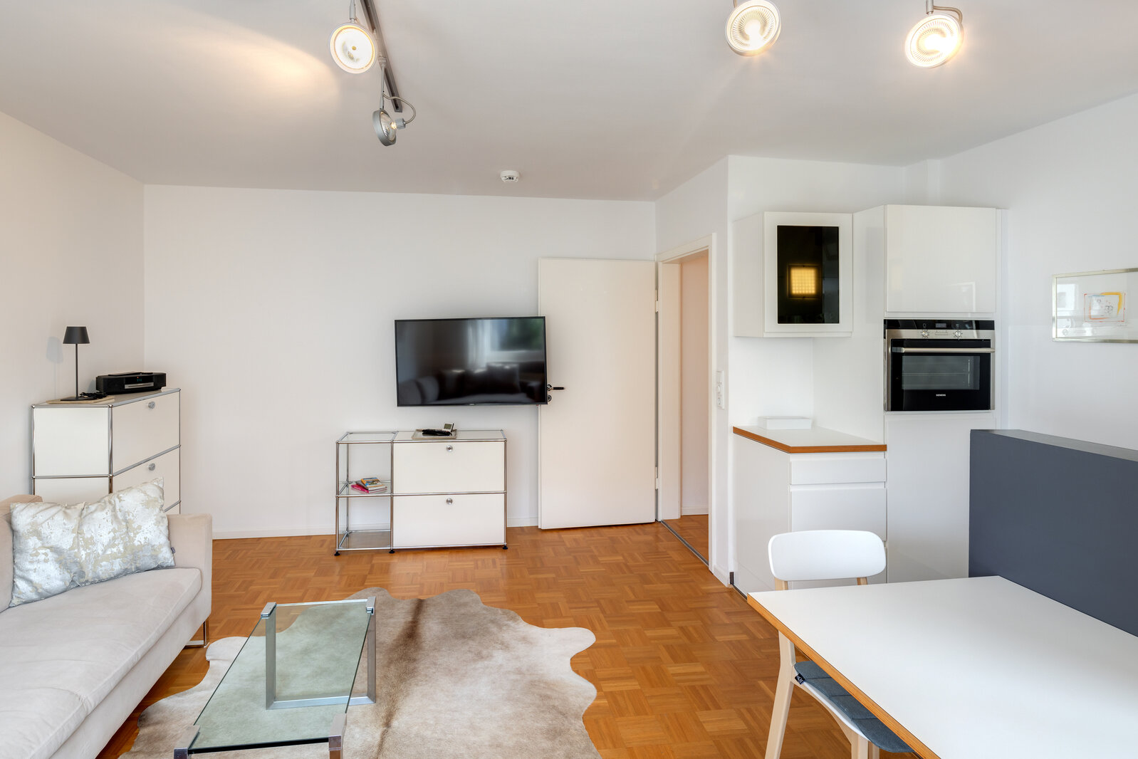 Modern furnished 2-room apartment for rent - Photo 2