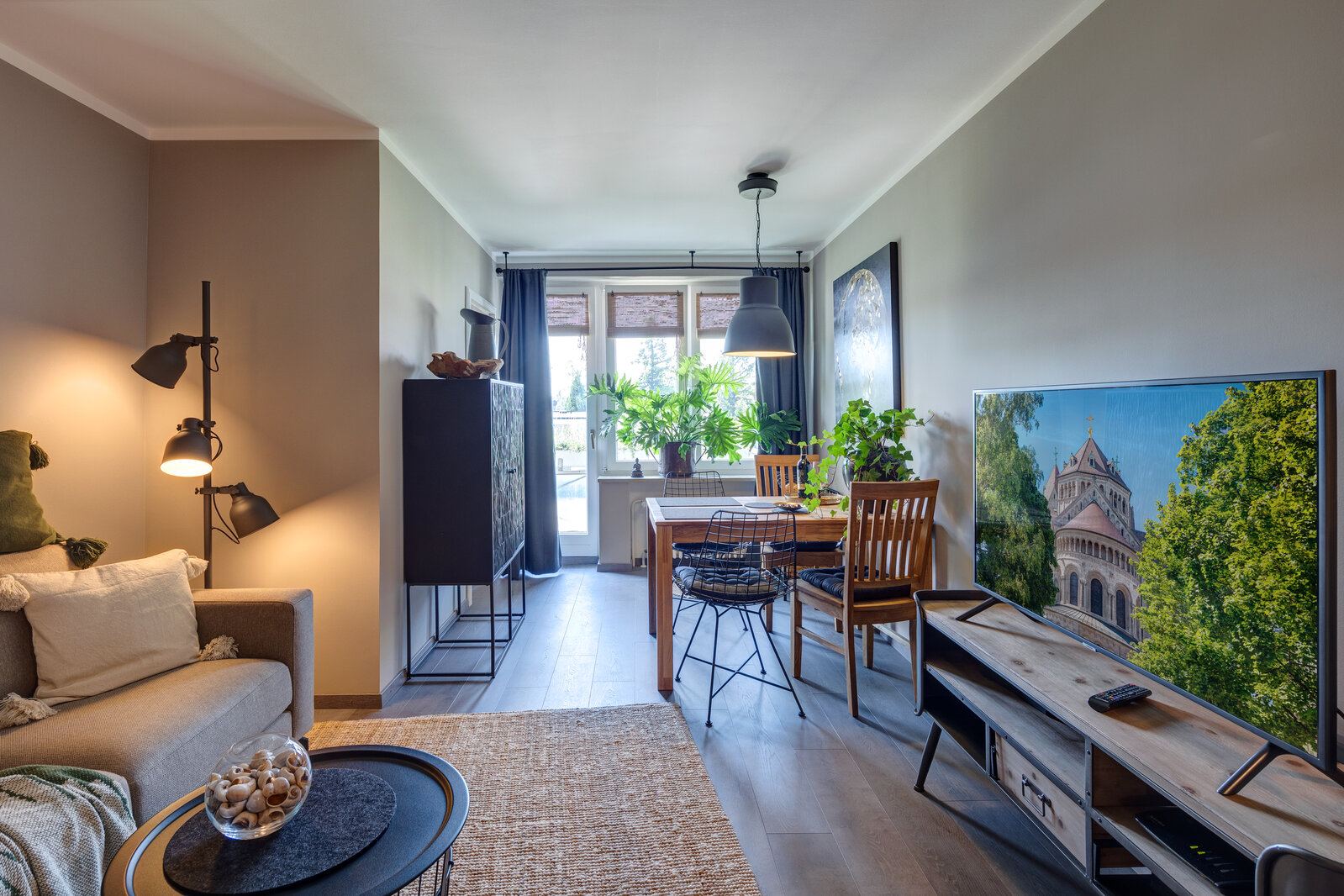 Generous and stylish 1-room apartment for rent - Photo 2