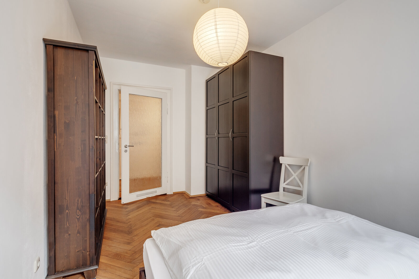 Attractive period apartment in popular location - Photo 2