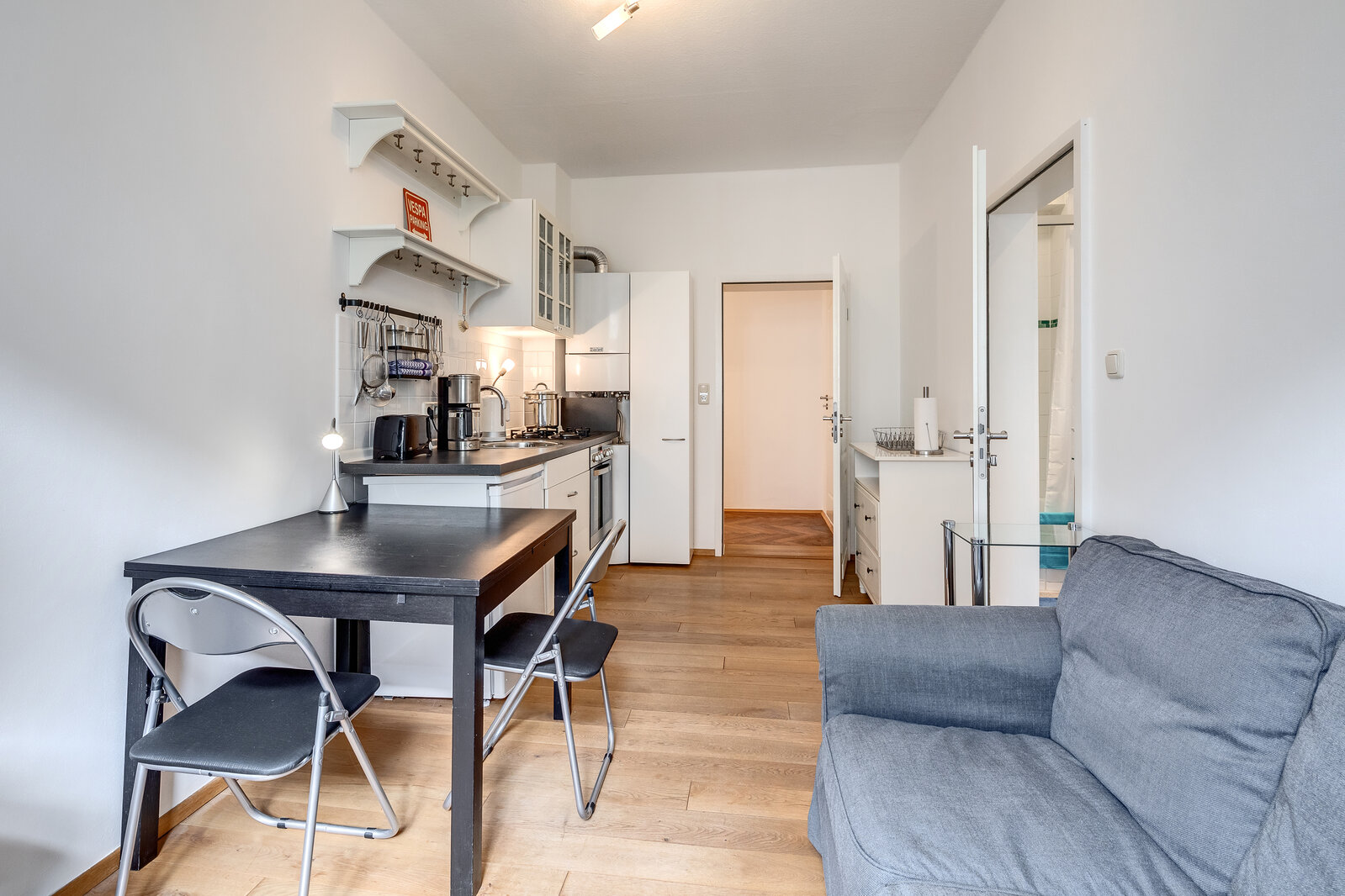 Attractive period apartment in popular location - Photo 5