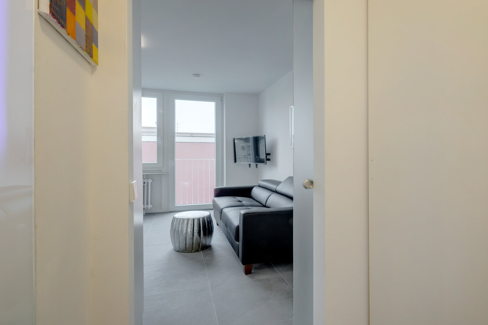 Lovely, bright apartment for rent - Photo 2
