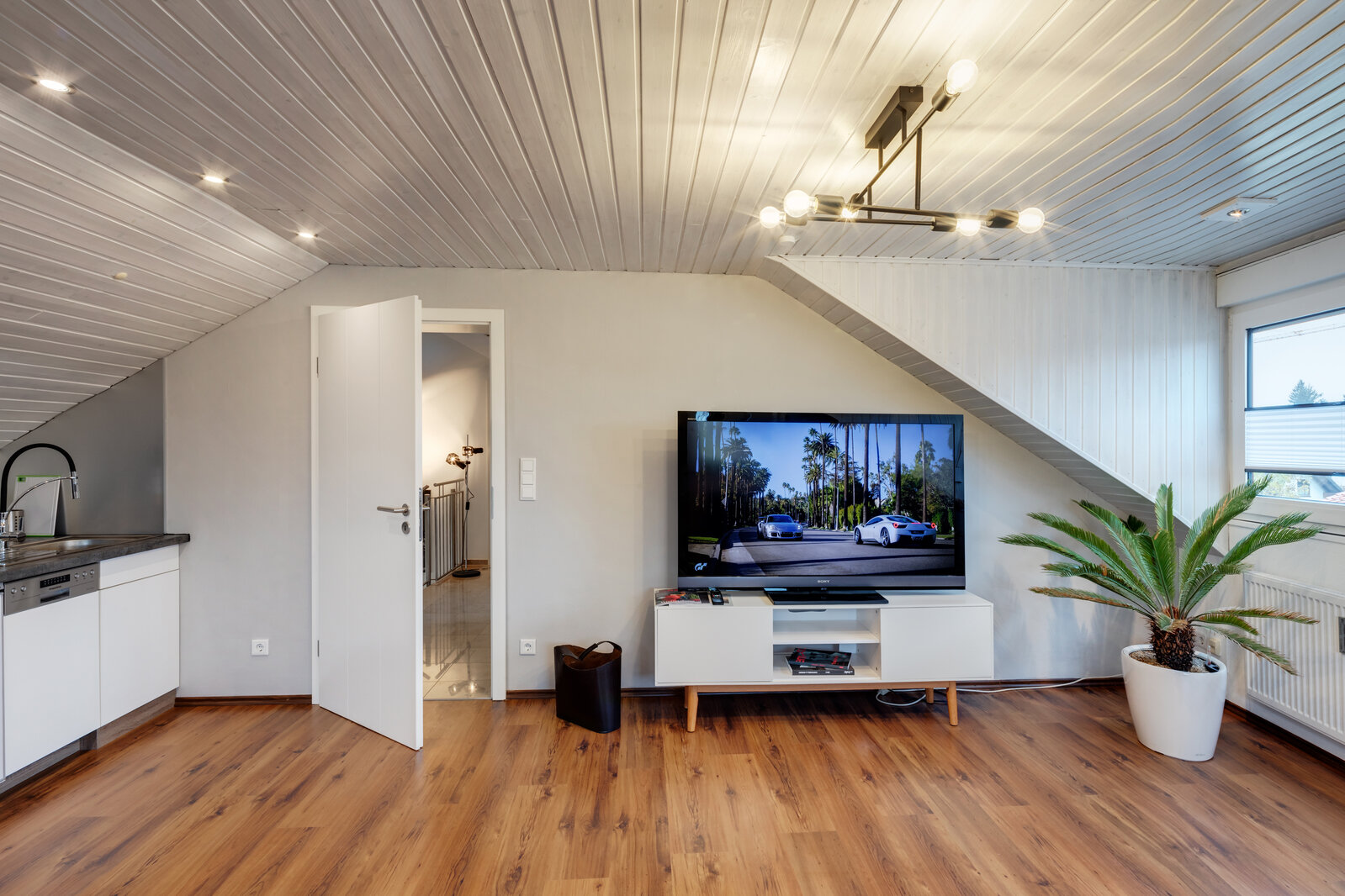 Bright attic apartment in Lerchenau - Foto 2