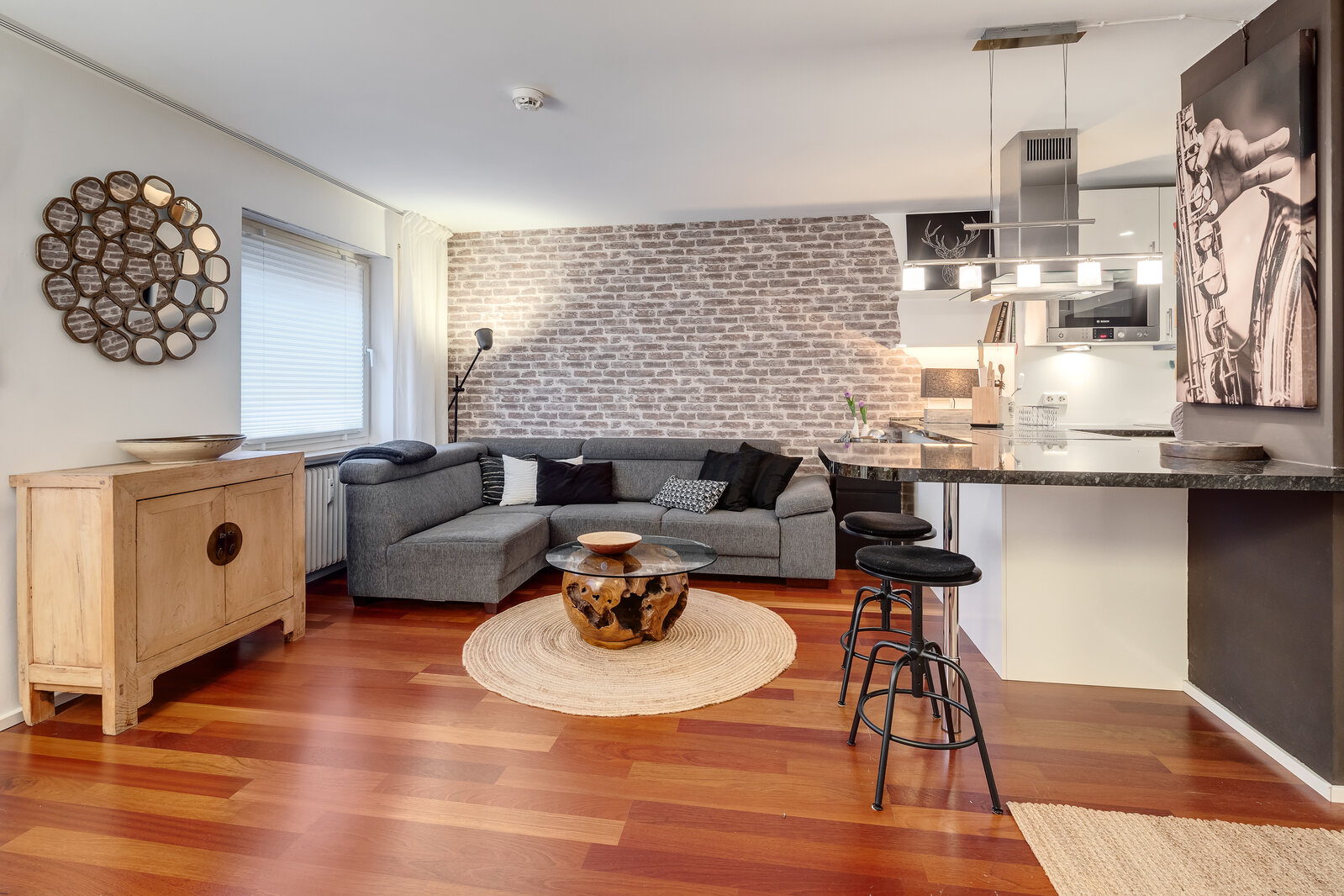 Modern, fully furnished city apartment - Photo 1
