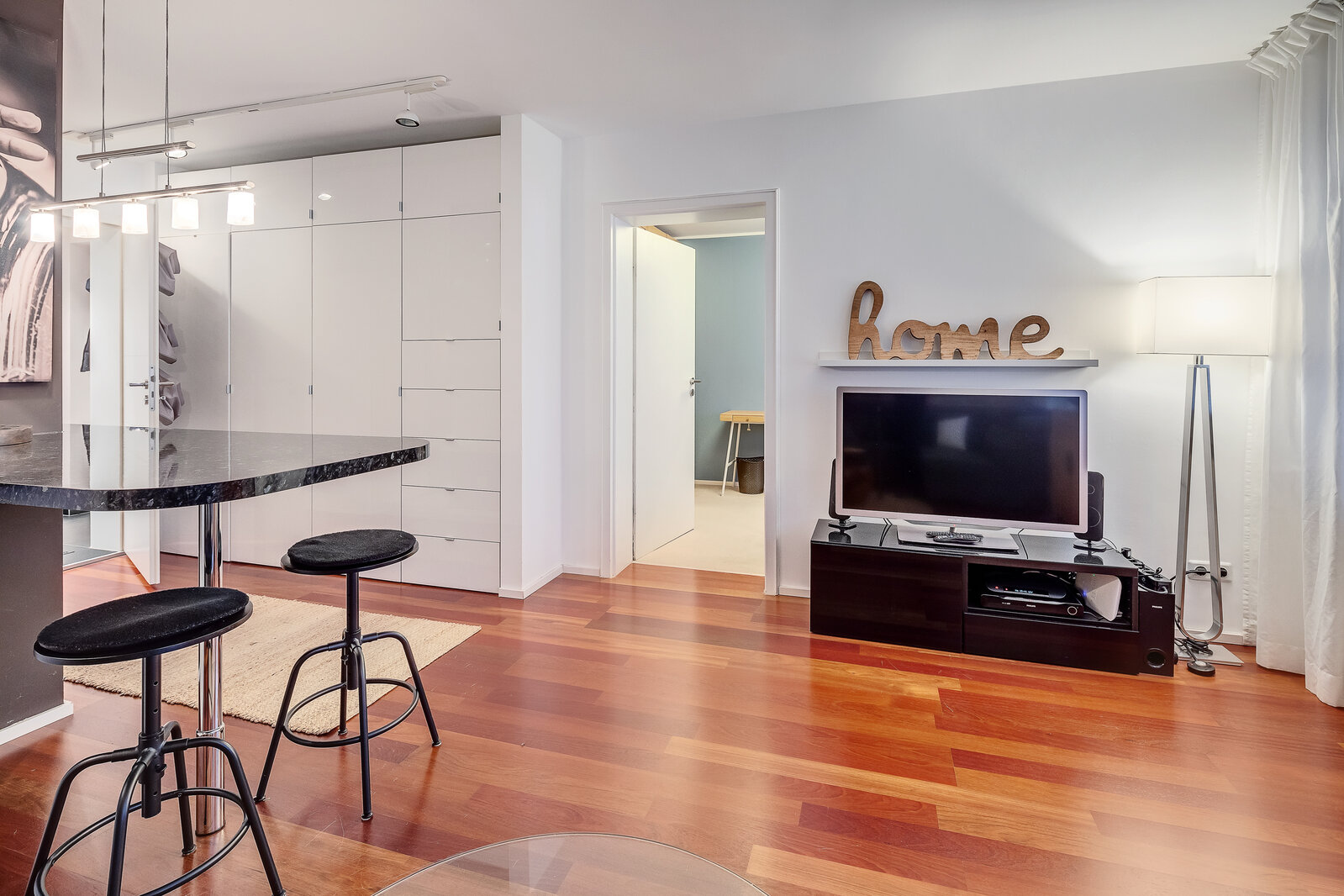 Modern, fully furnished city apartment - Photo 3