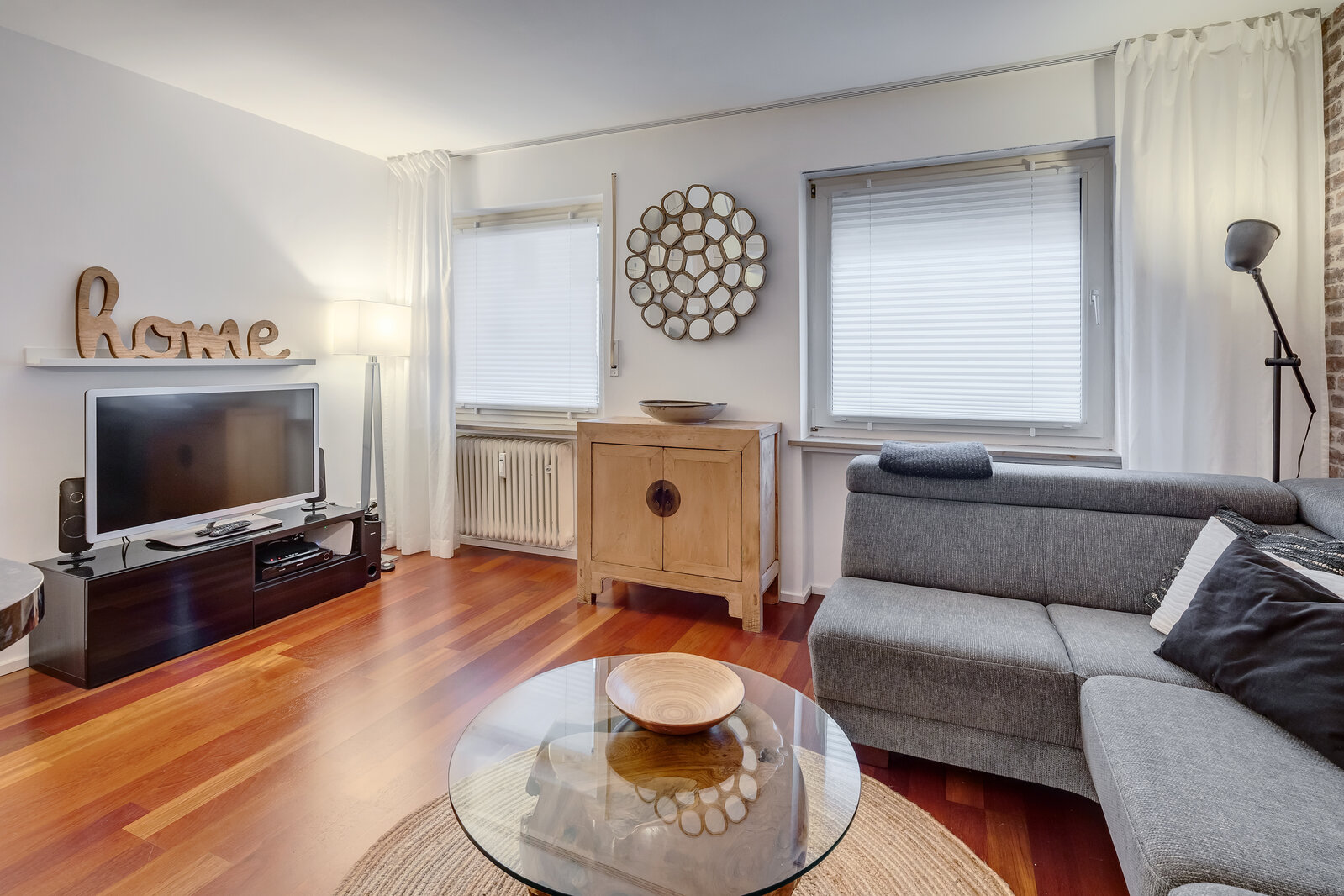 Modern, fully furnished city apartment - Photo 2