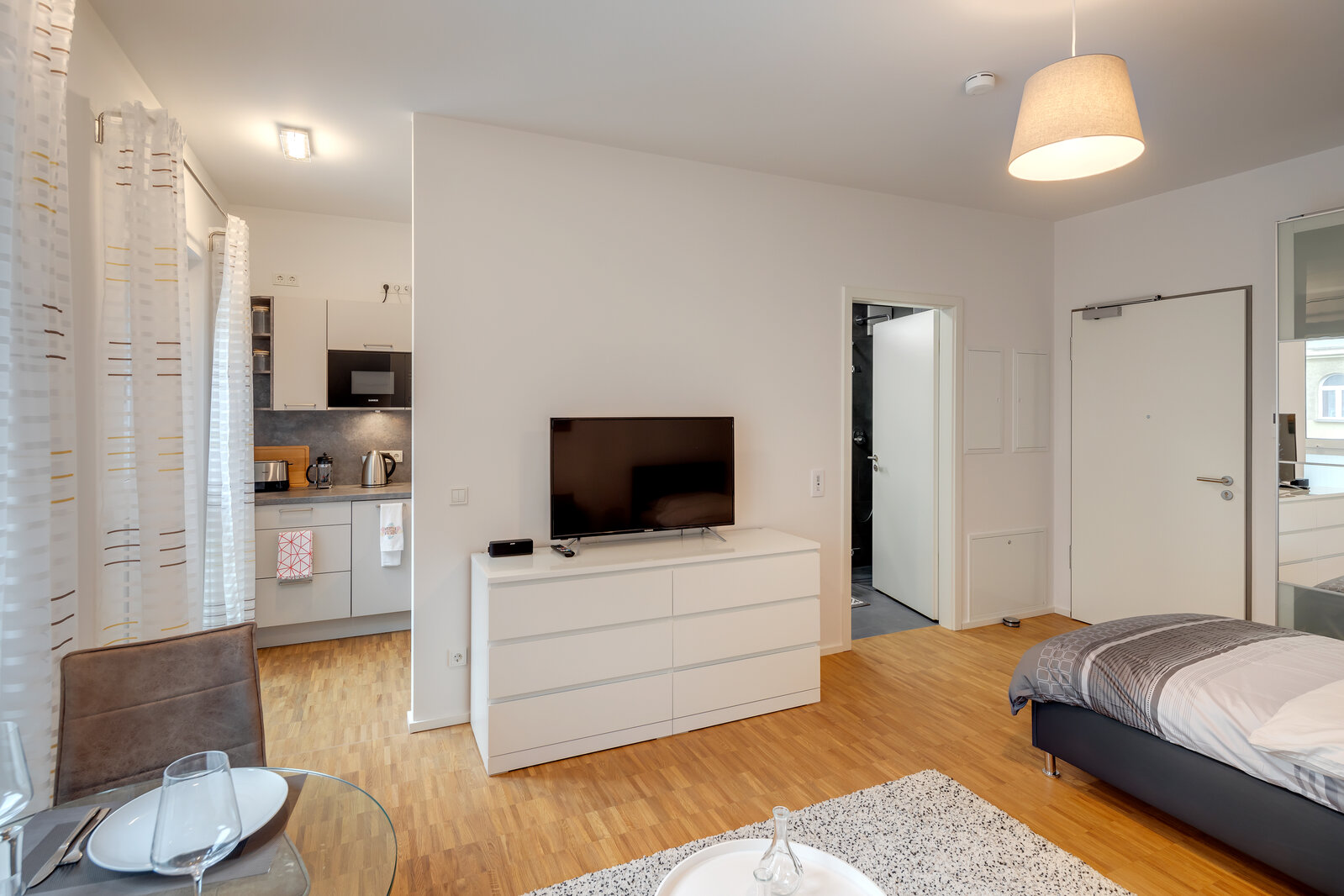 New construction from 2019 near Pariser Platz - Photo 1