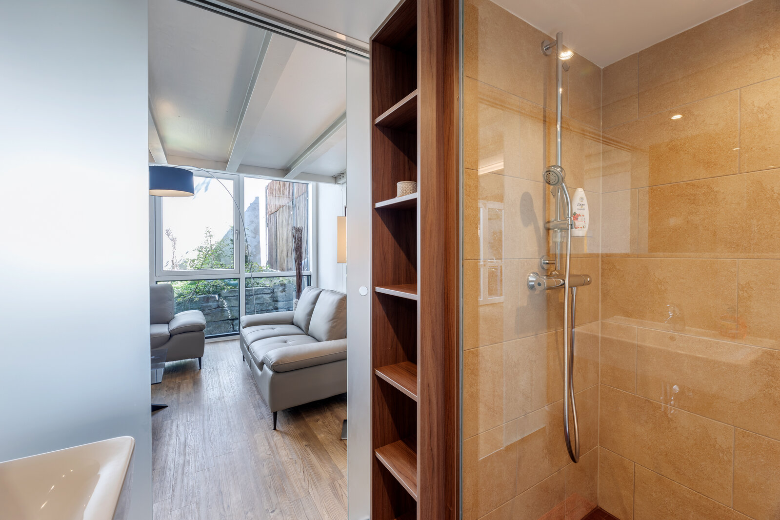 Light-flooded gallery apartment with terrace - Photo 4