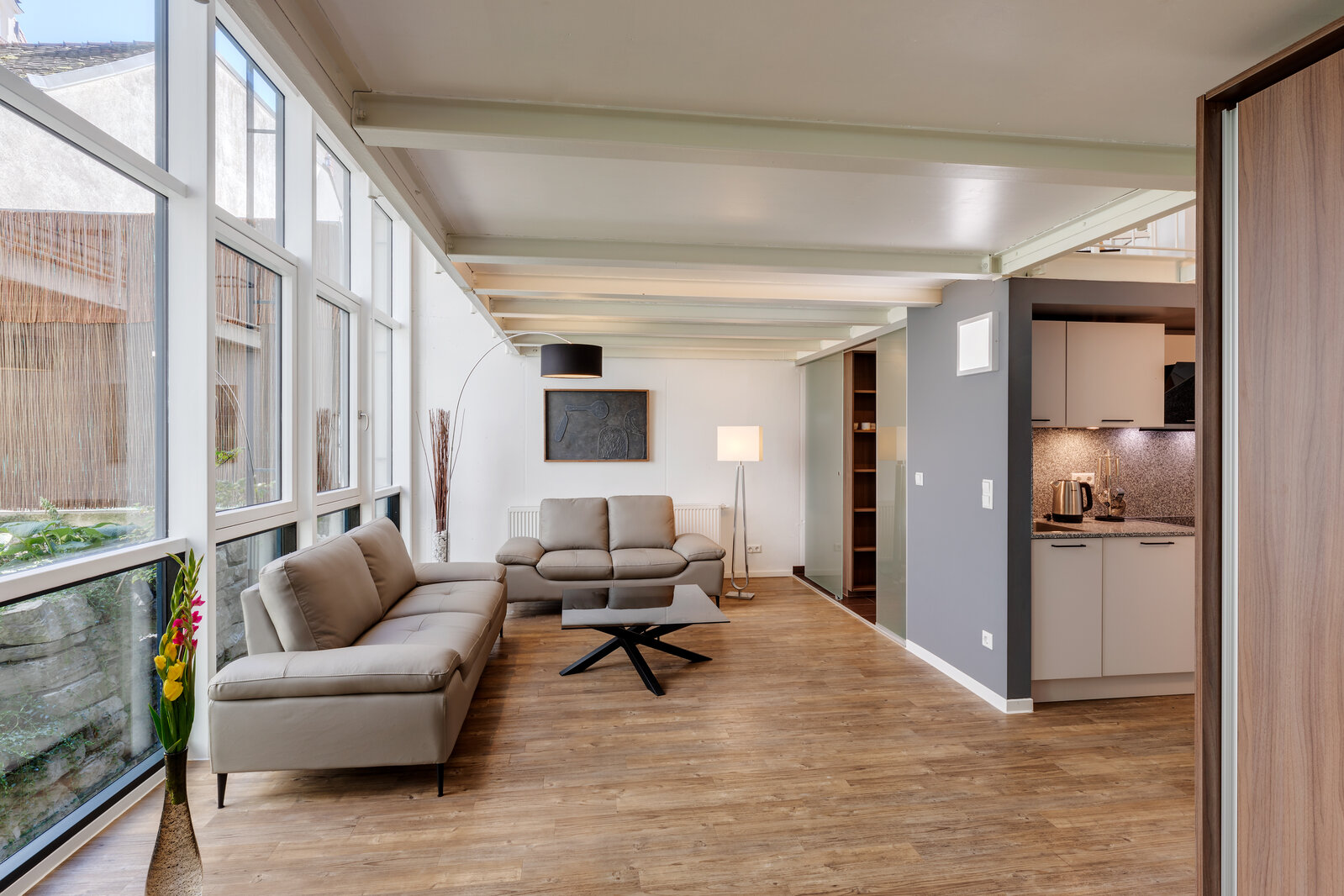 Light-flooded gallery apartment with terrace - Photo 3