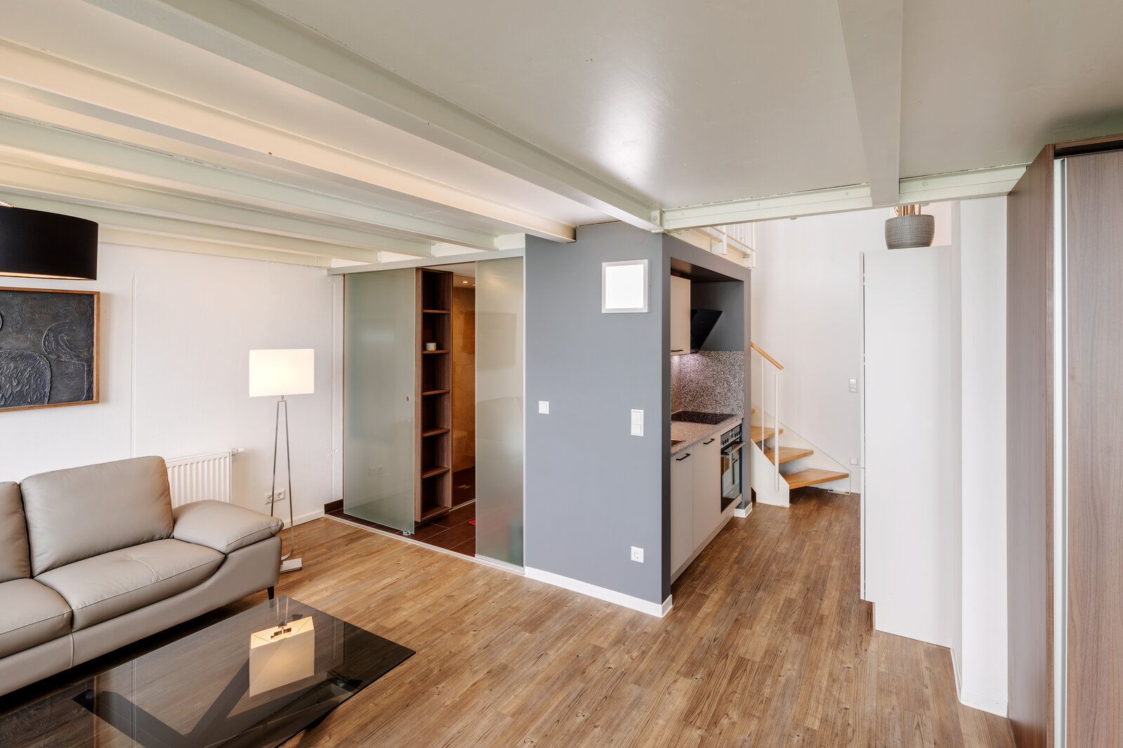 Light-flooded gallery apartment with terrace - Photo 1