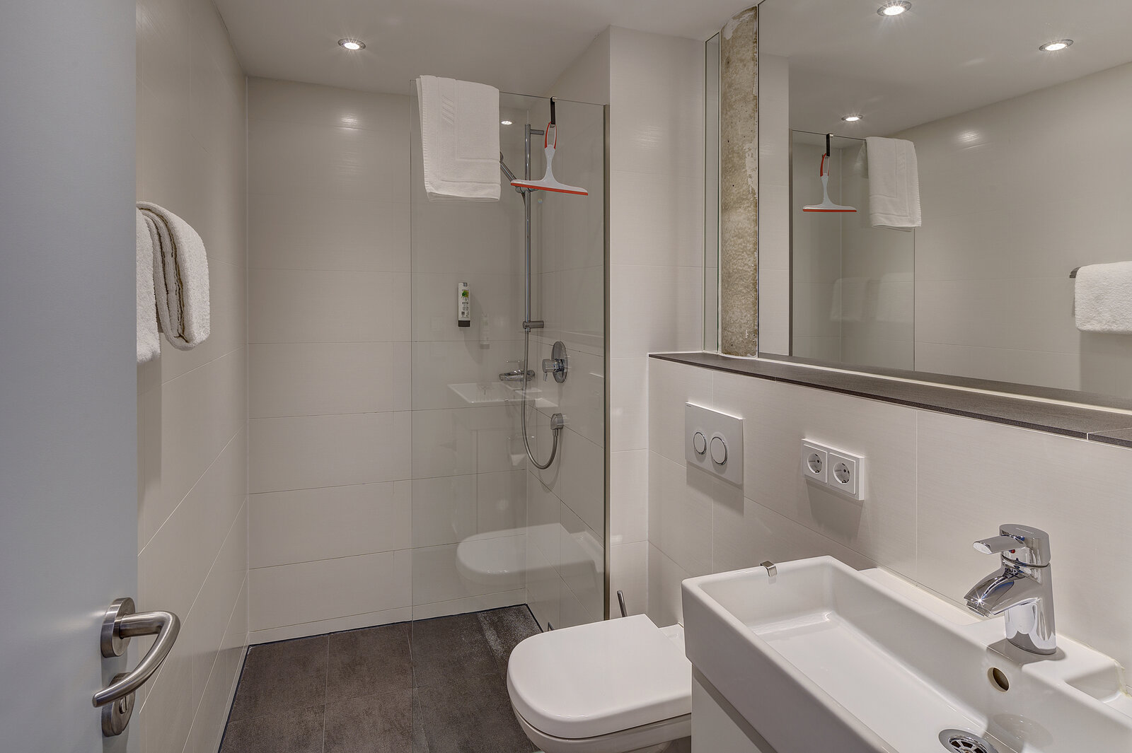 Modern apartment in Lohhof - Photo 1
