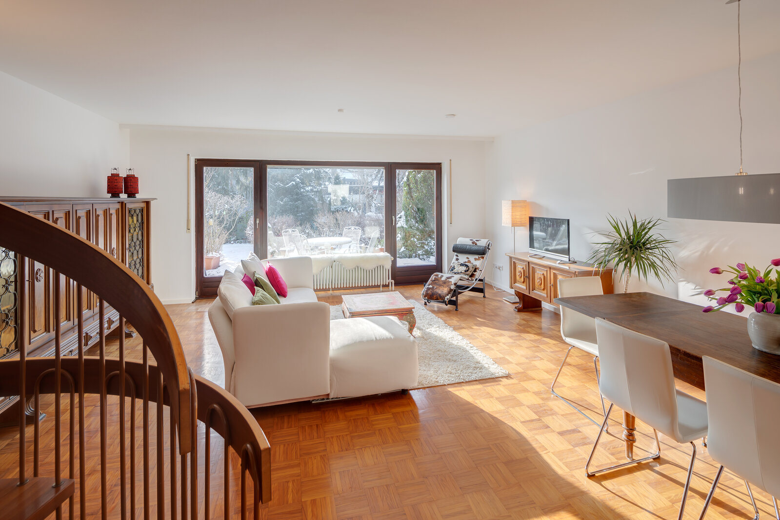 Bright, stylish corner townhouse - Photo 1