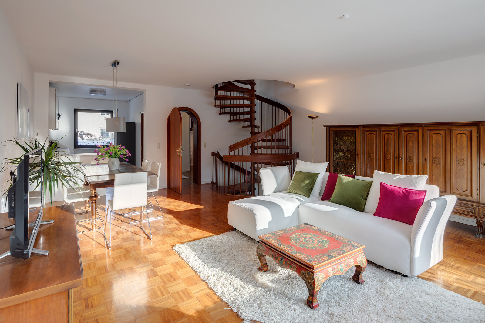 Bright, stylish corner townhouse - Photo 3