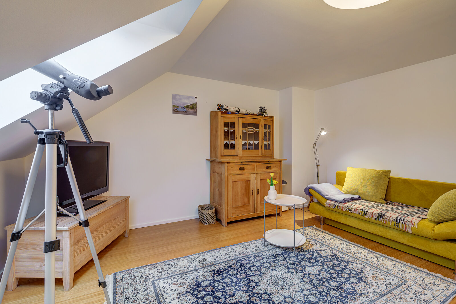 Modernized townhouse with large study - Photo 4