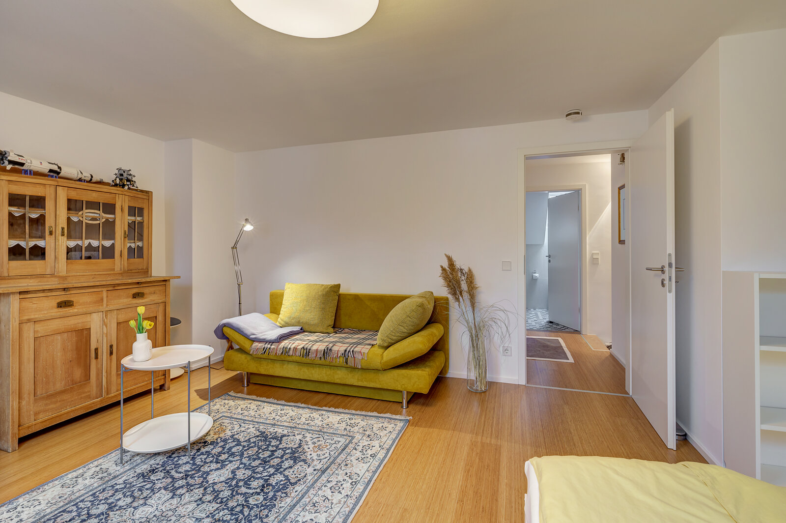 Modernized townhouse with large study - Photo 1