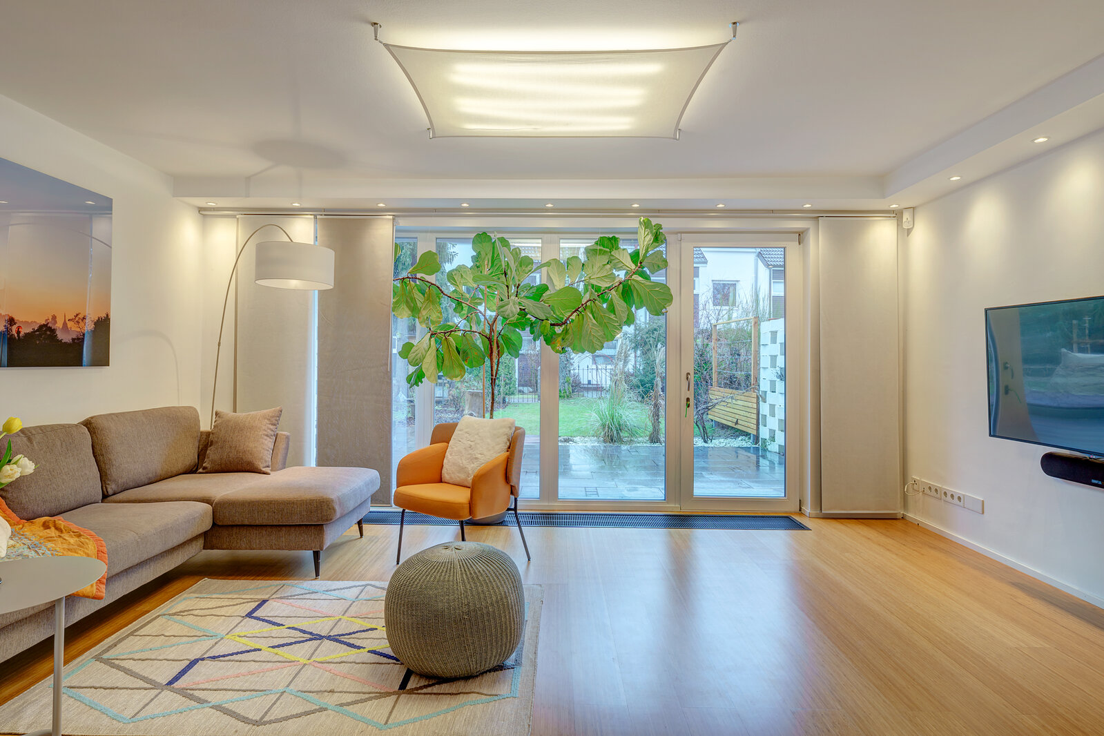 Modernized townhouse with large study - Photo 2