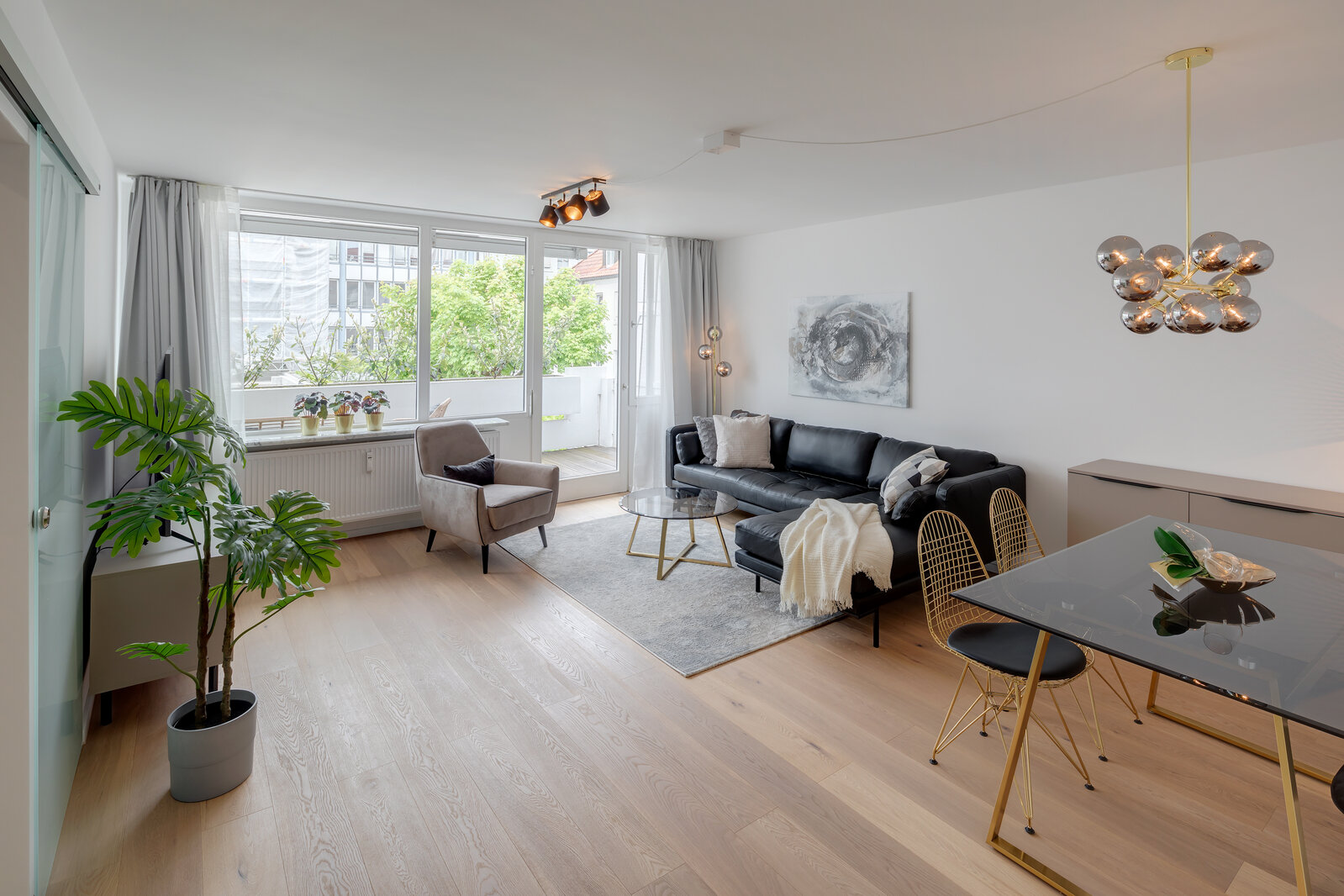 Bright 2-room apartment with lage west-facing balcony - Photo 3