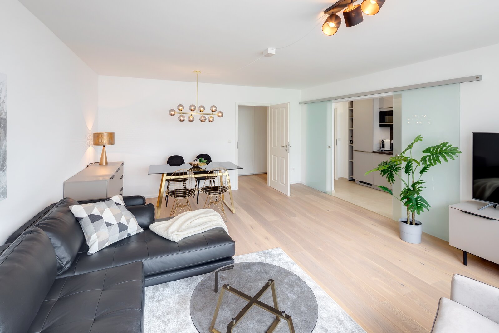 Bright 2-room apartment with lage west-facing balcony - Photo 1