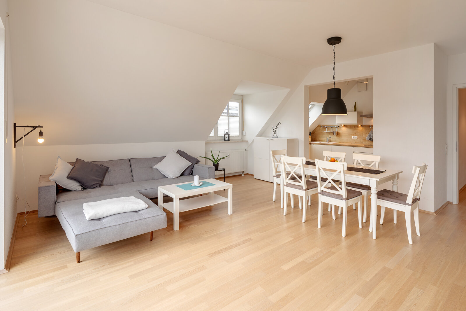 Bright attic apartment for rent in Lerchenau - Photo 1