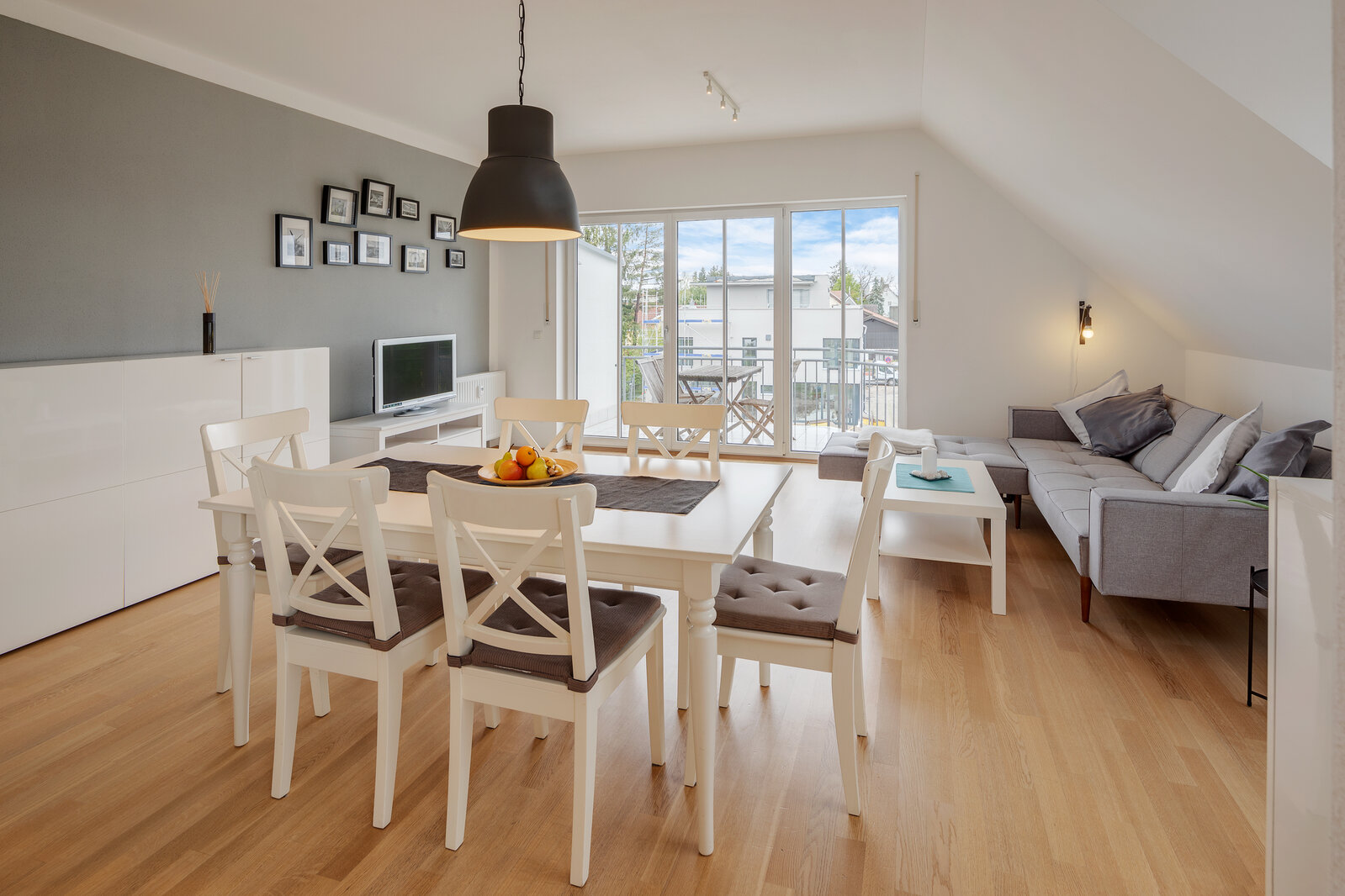 Bright attic apartment for rent in Lerchenau - Photo 3