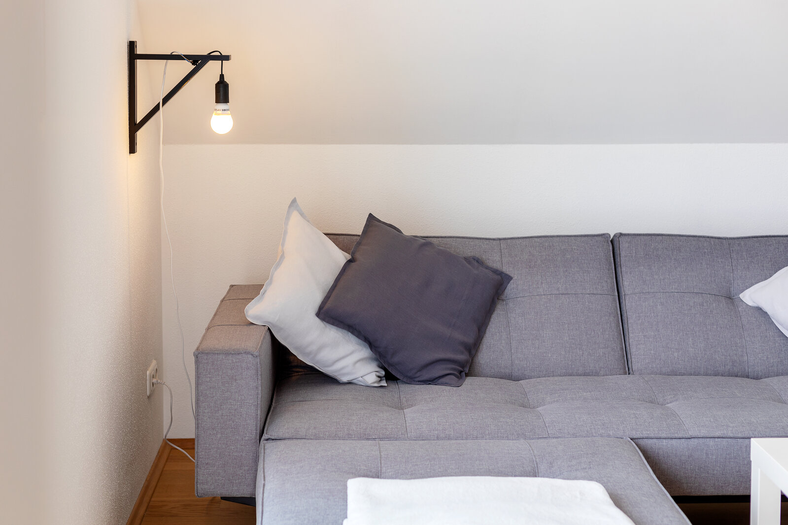 Bright attic apartment for rent in Lerchenau - Photo 2
