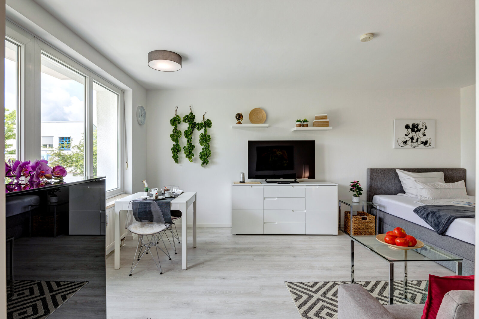 Sunny apartment for rent with south-facing balcony - Photo 1