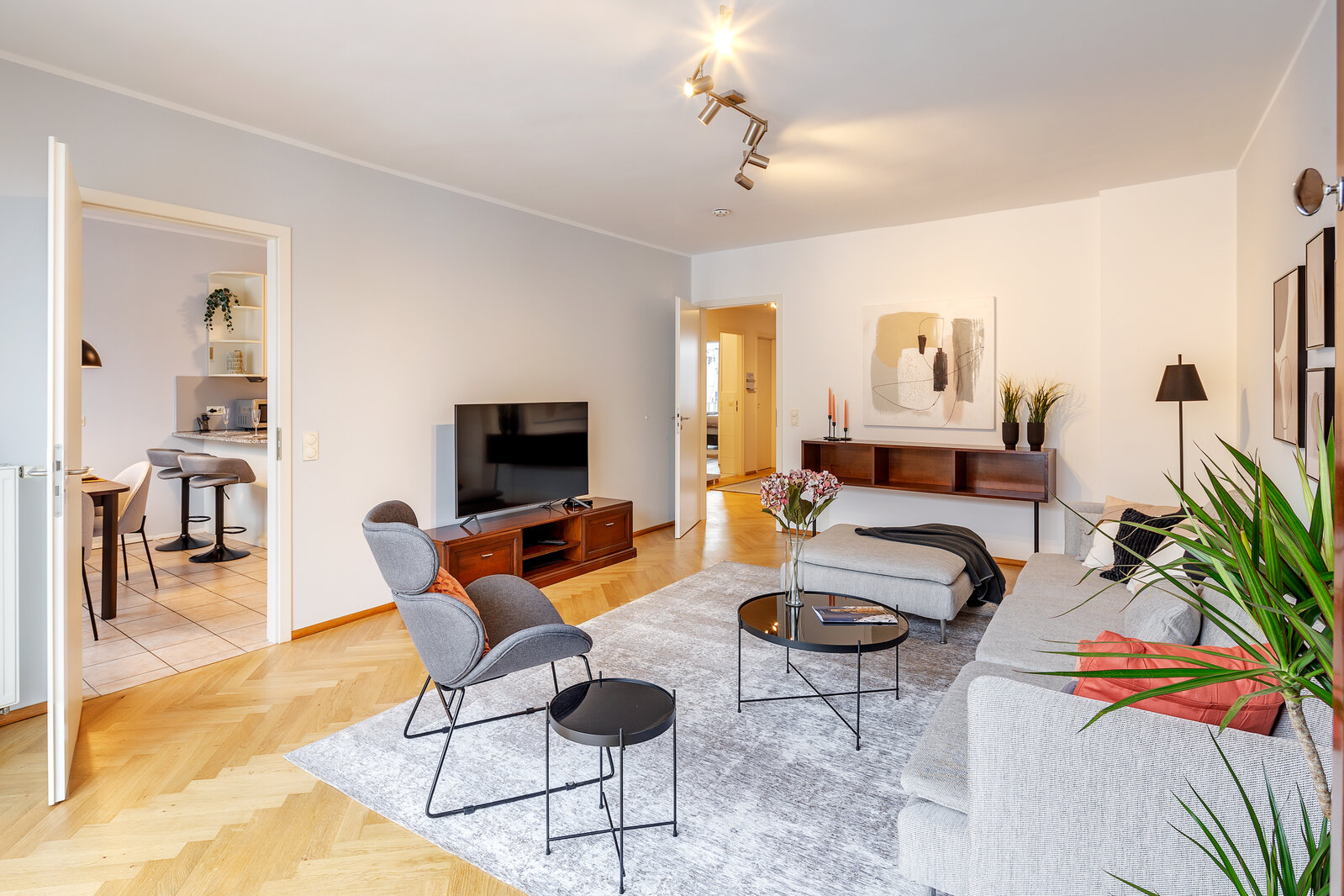 Stylishly furnished apartment in central Munich - Photo 1