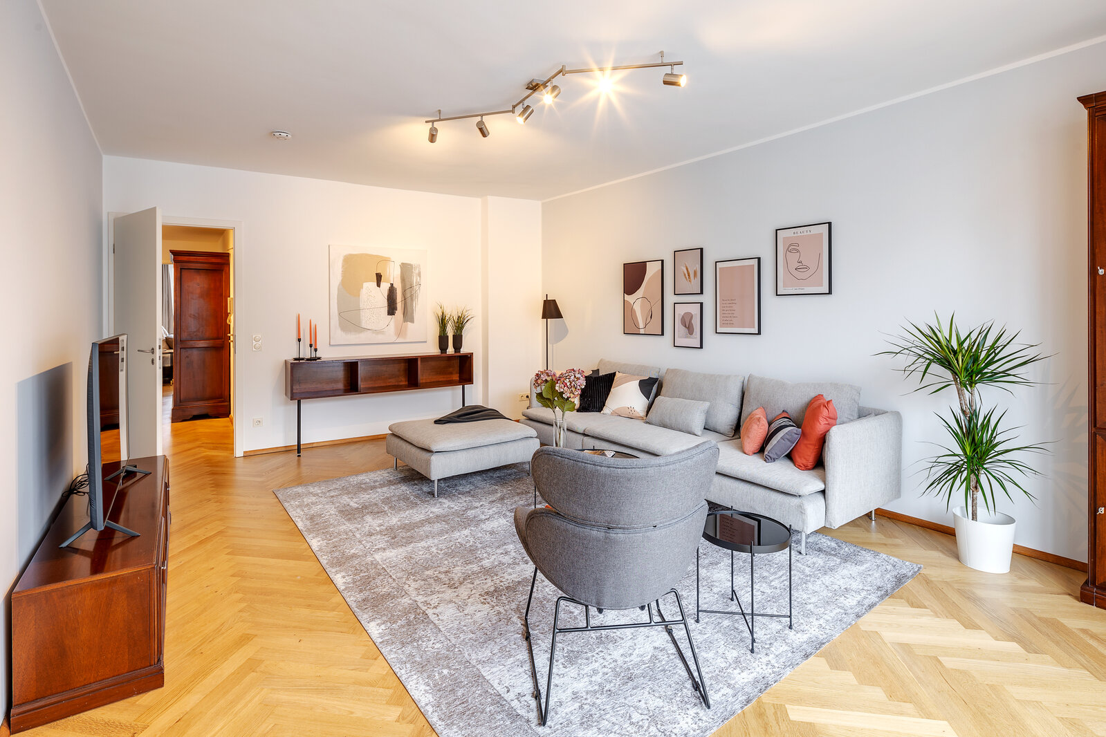 Stylishly furnished apartment in central Munich - Photo 2