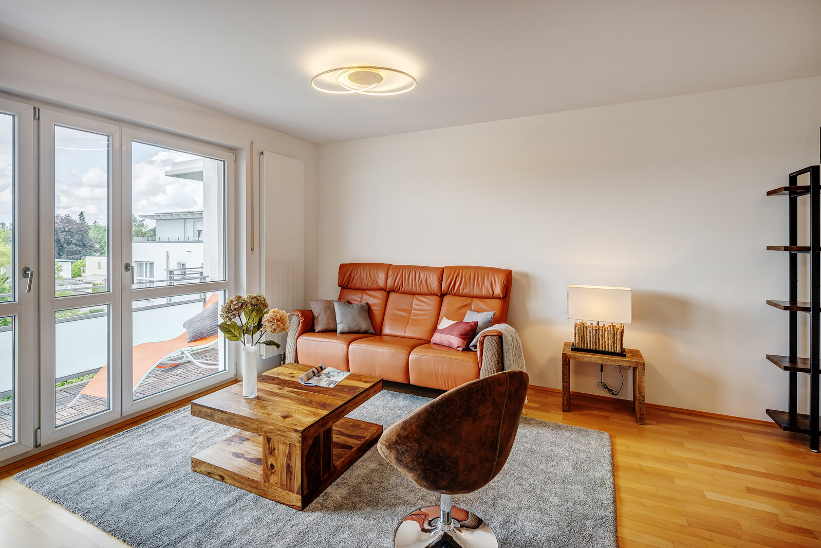 Bright apartment with balcony and home office area - Photo 2