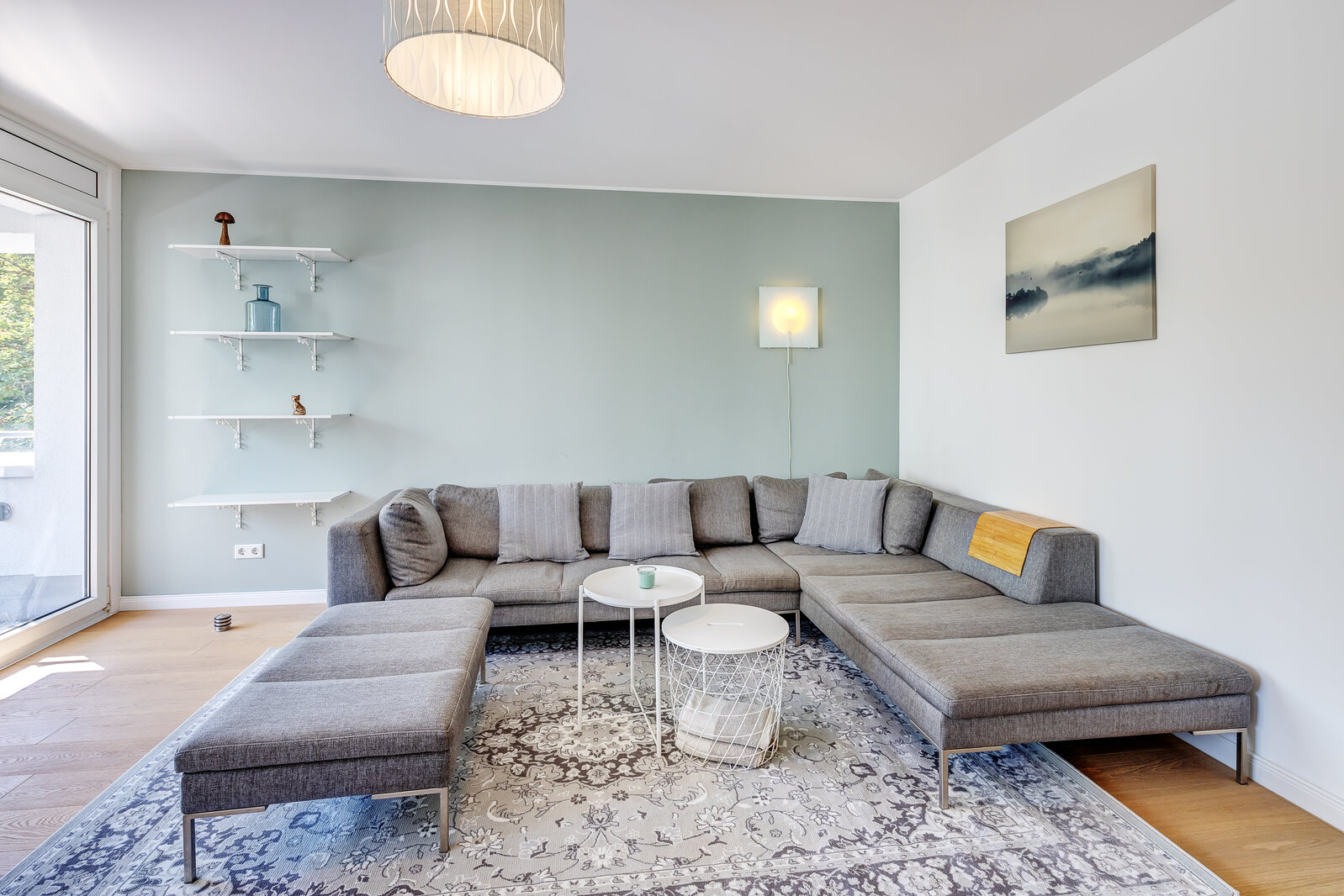 Newly renovated 3-room apartment with south balcony for rent - Photo 1