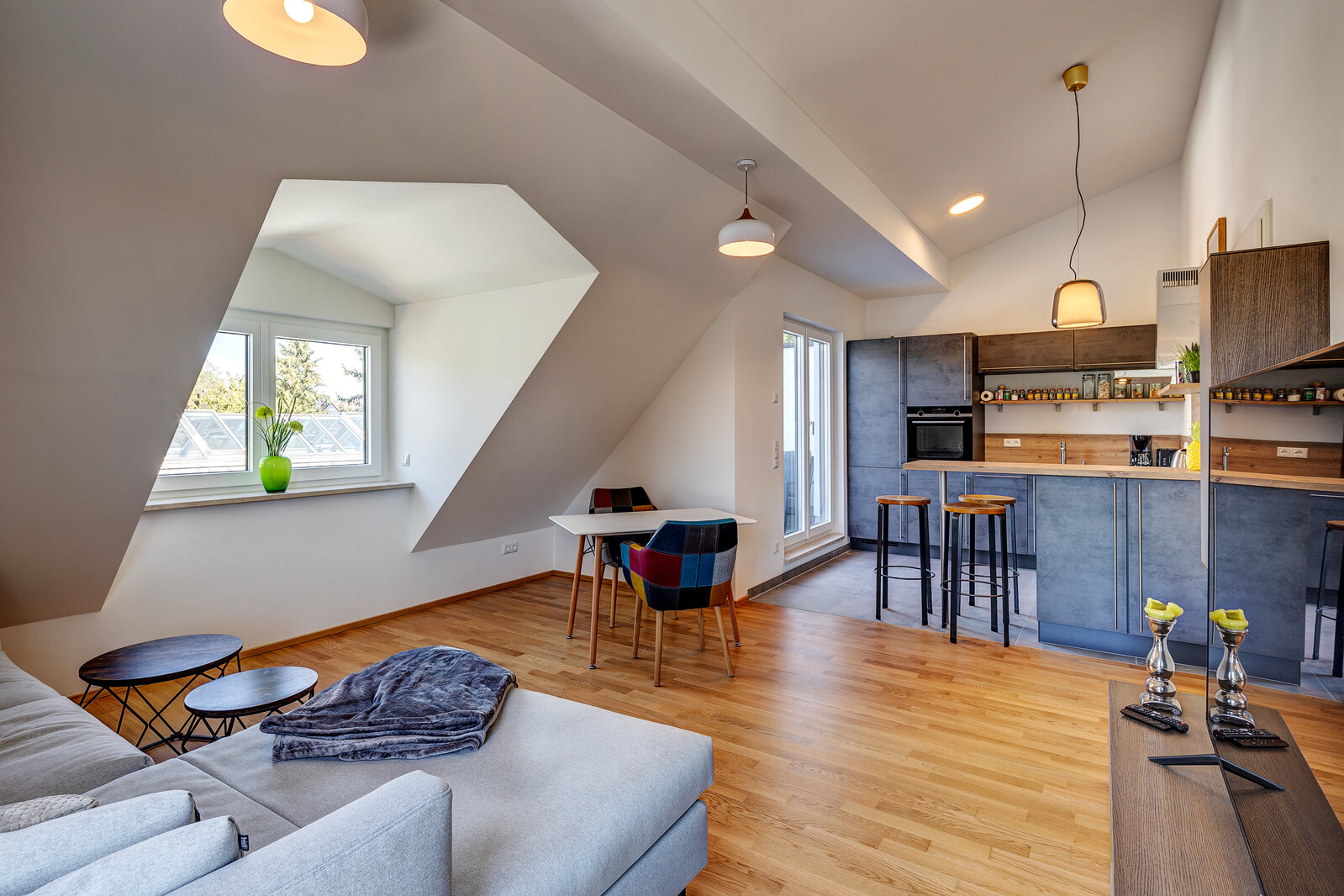 Beautifully furnished attic apartment in Trudering - Photo 2