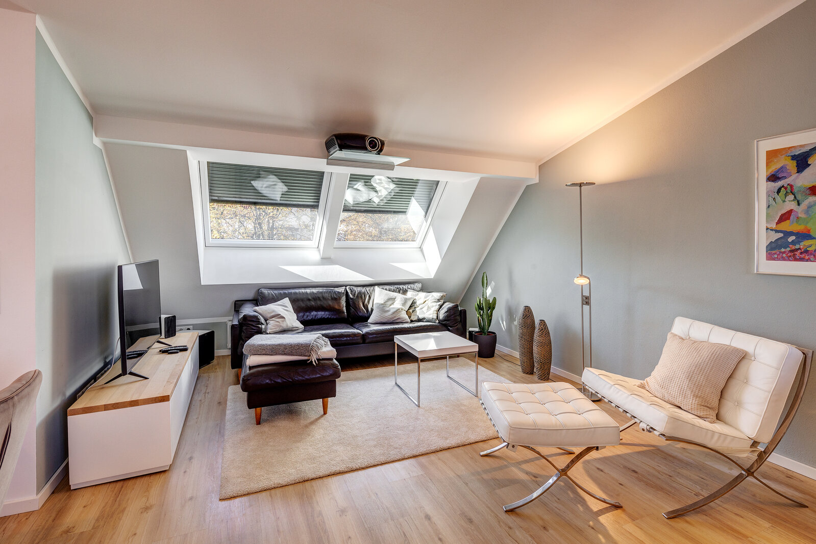Bright apartment with inviting roof-terrace for rent - Photo 1