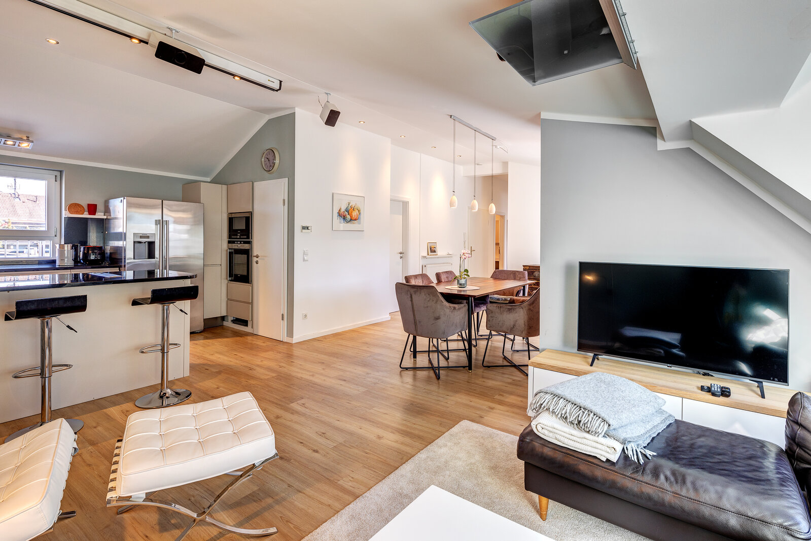 Bright apartment with inviting roof-terrace for rent - Photo 3