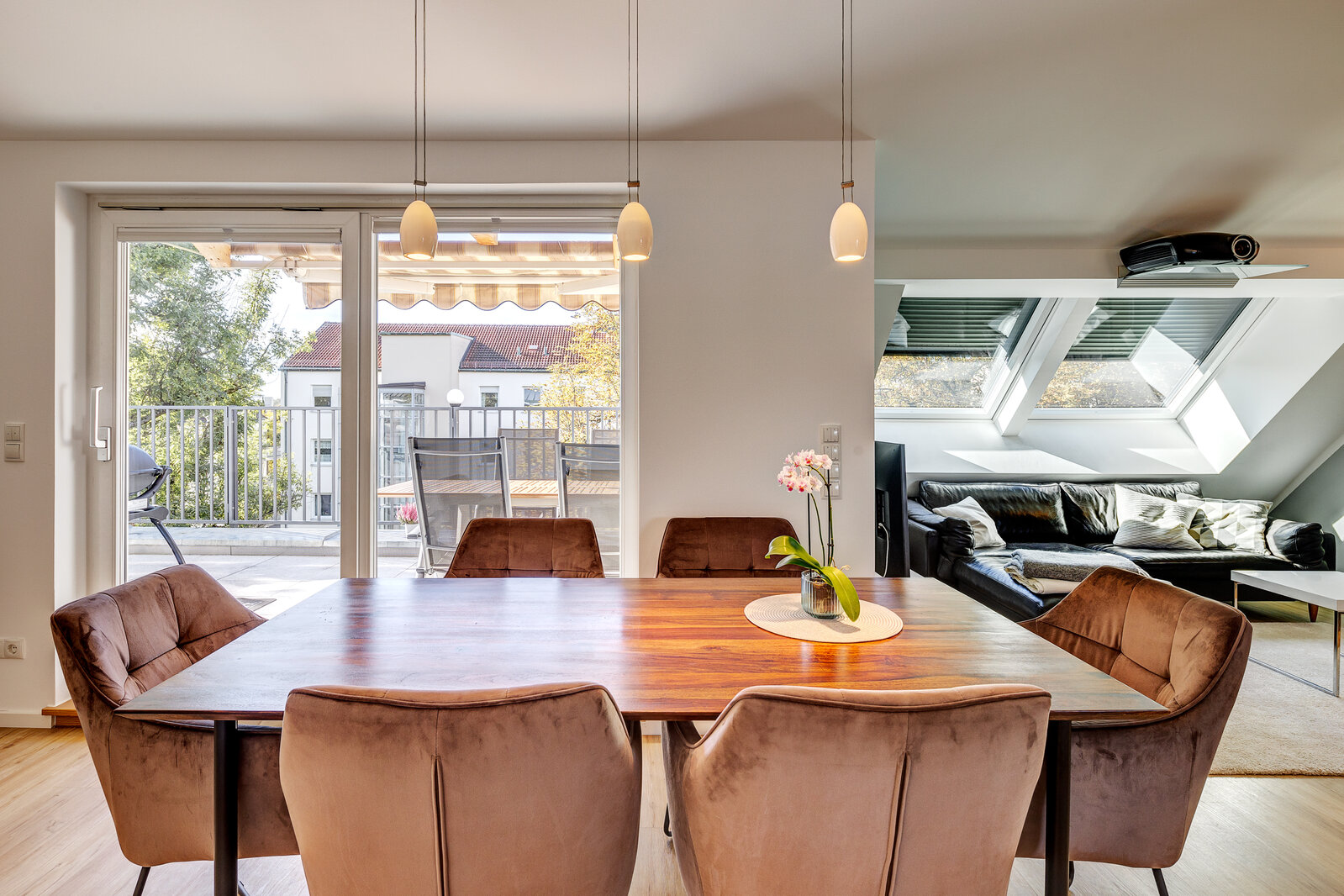 Bright apartment with inviting roof-terrace for rent - Photo 5