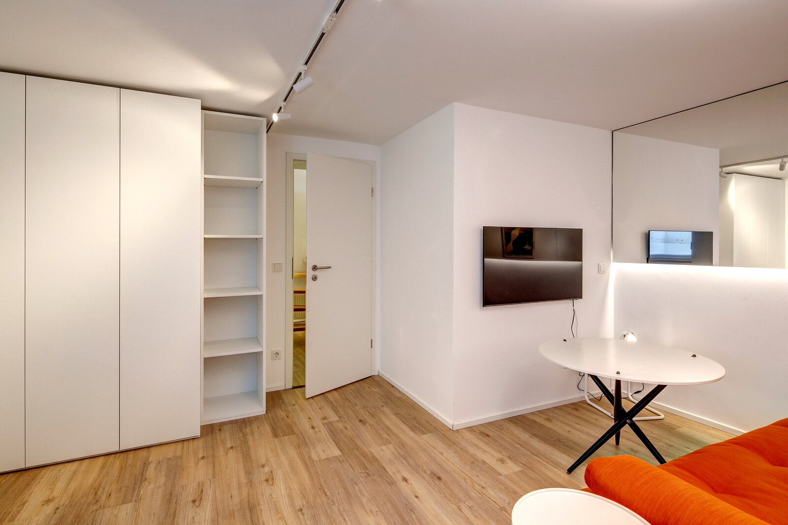 First occupancy: house with special architecture - Photo 3