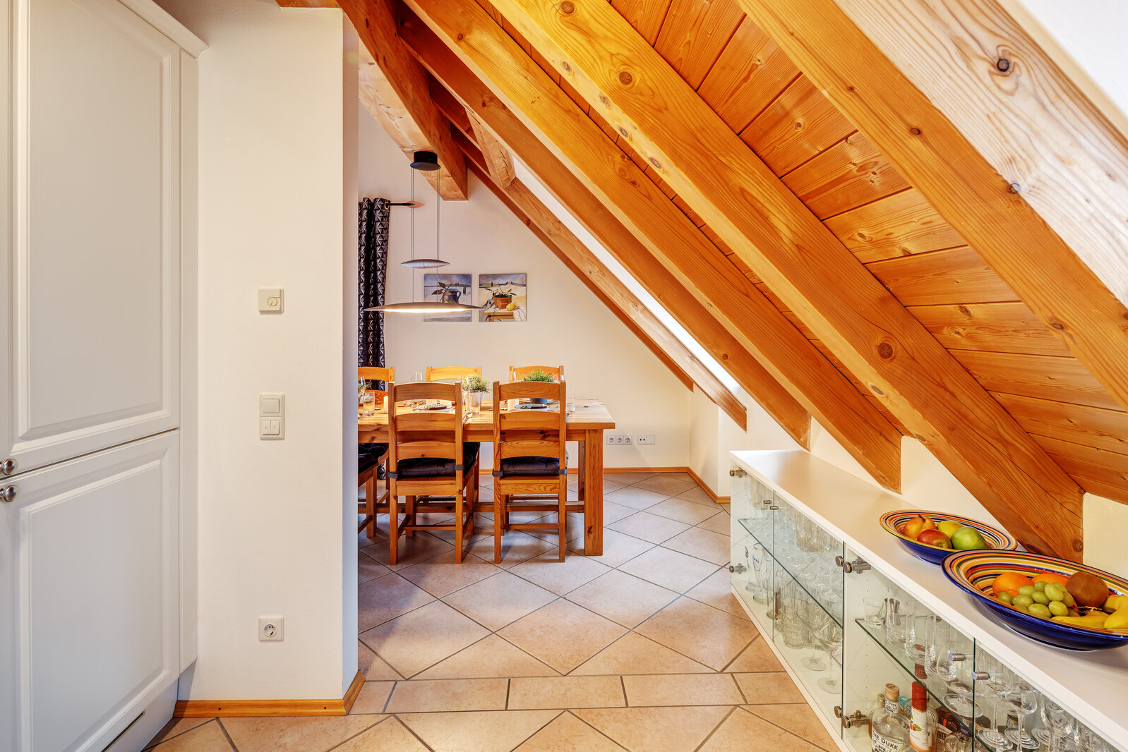 Spacious apartment with gallery and visible roof trusses - Photo 4