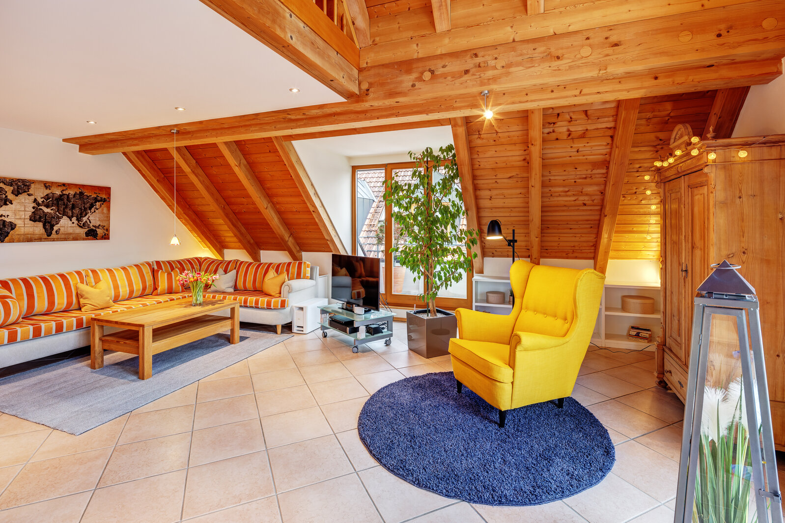 Spacious apartment with gallery and visible roof trusses - Photo 2