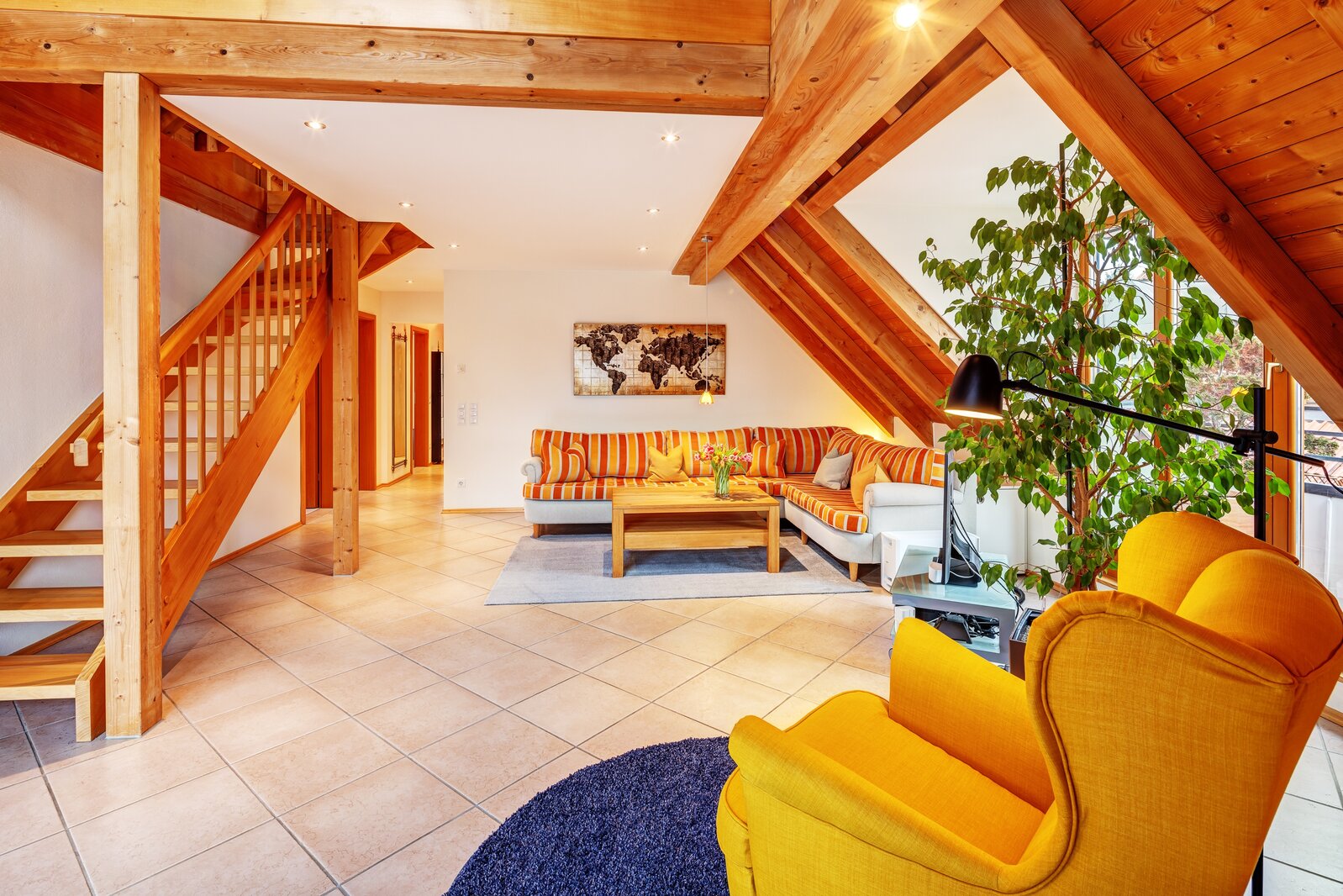 Spacious apartment with gallery and visible roof trusses - Photo 1