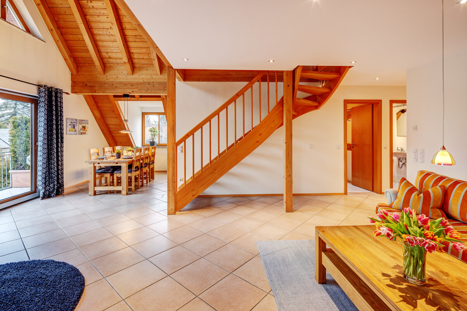 Spacious apartment with gallery and visible roof trusses - Photo 1
