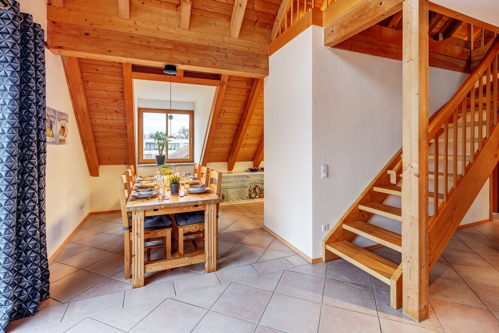 Spacious apartment with gallery and visible roof trusses - Photo 5