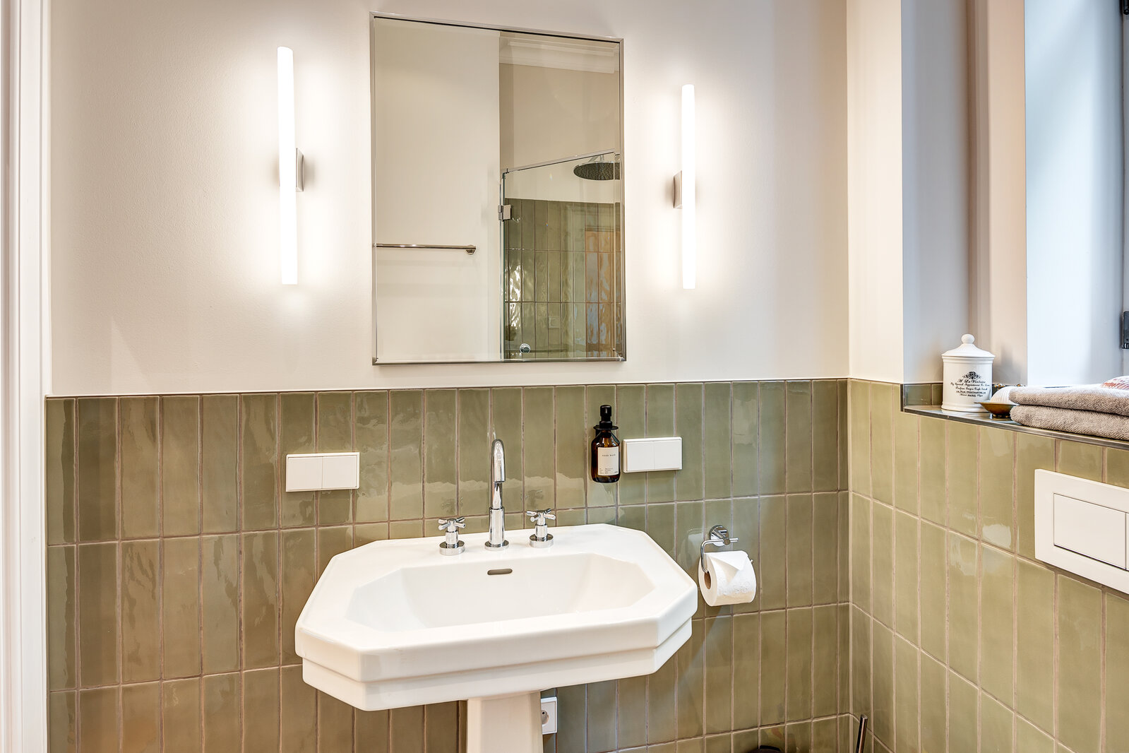 Period apartment for rent at Nymphenburger Channel - Photo 1