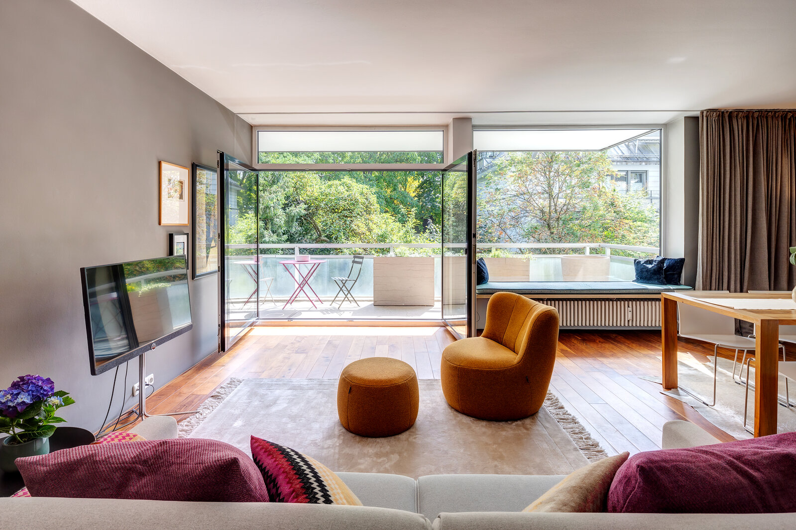 Stylish living in exclusive location - Photo 2