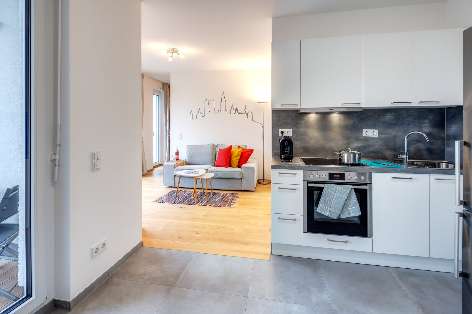 City meets nature: 1.5-room apartment in new building - Photo 3