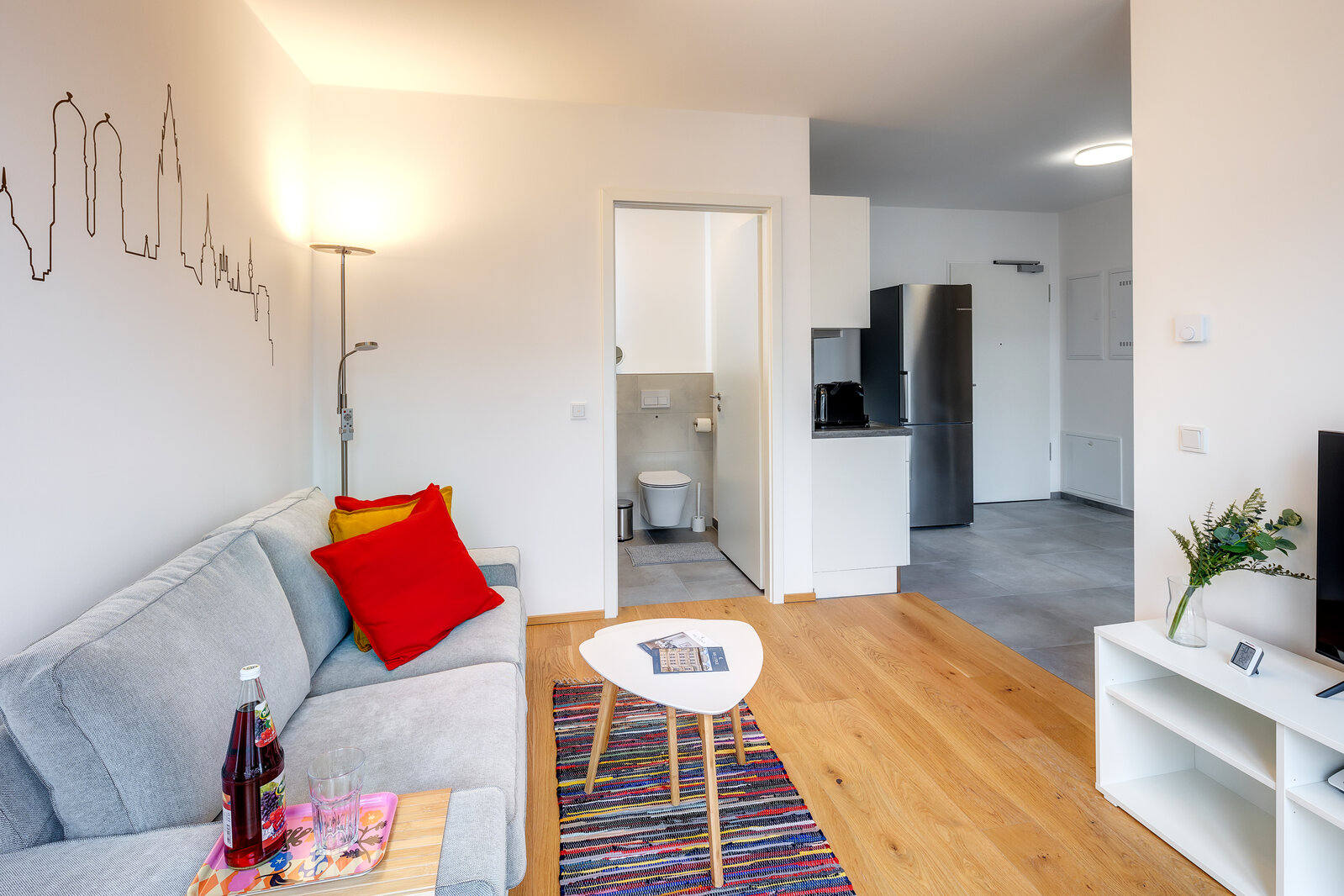 City meets nature: 1.5-room apartment in new building - Photo 1