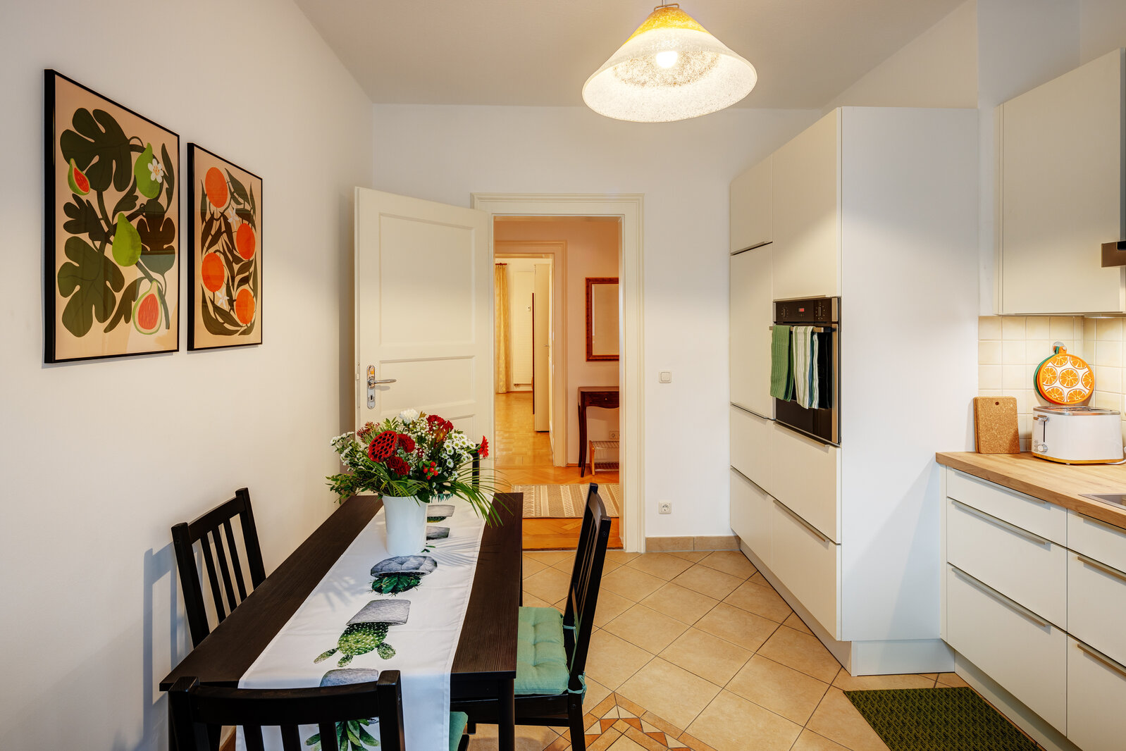 Beautiful historic apartment with three bedrooms - Photo 2