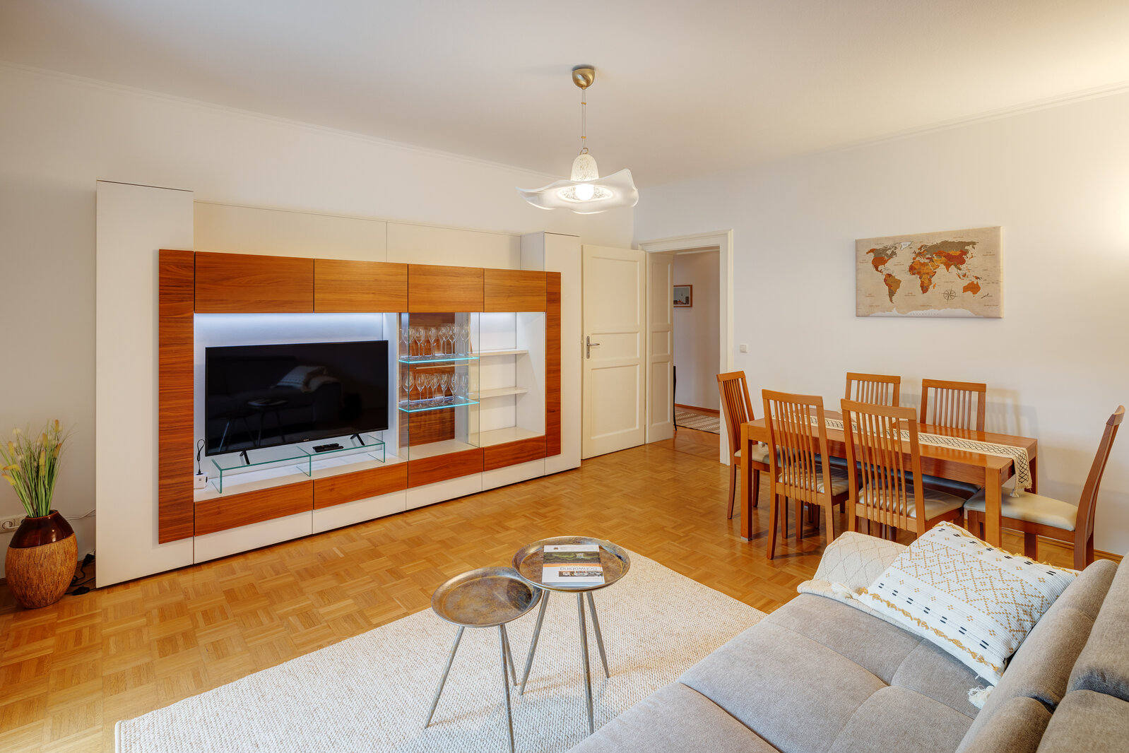 Beautiful historic apartment with three bedrooms - Foto 1