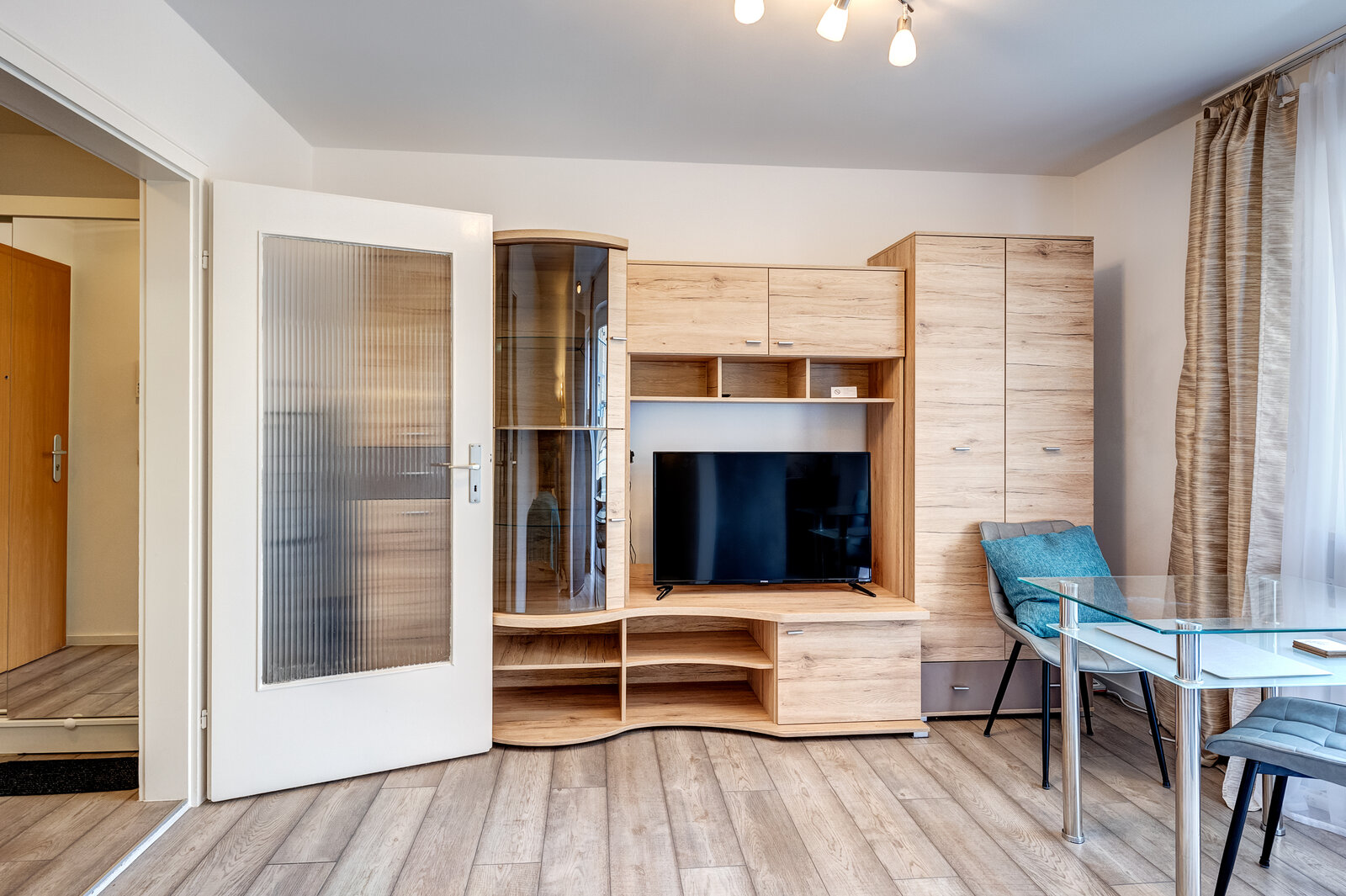 Neuhausen-Nymphenburg: modernized historic apartment - Photo 1