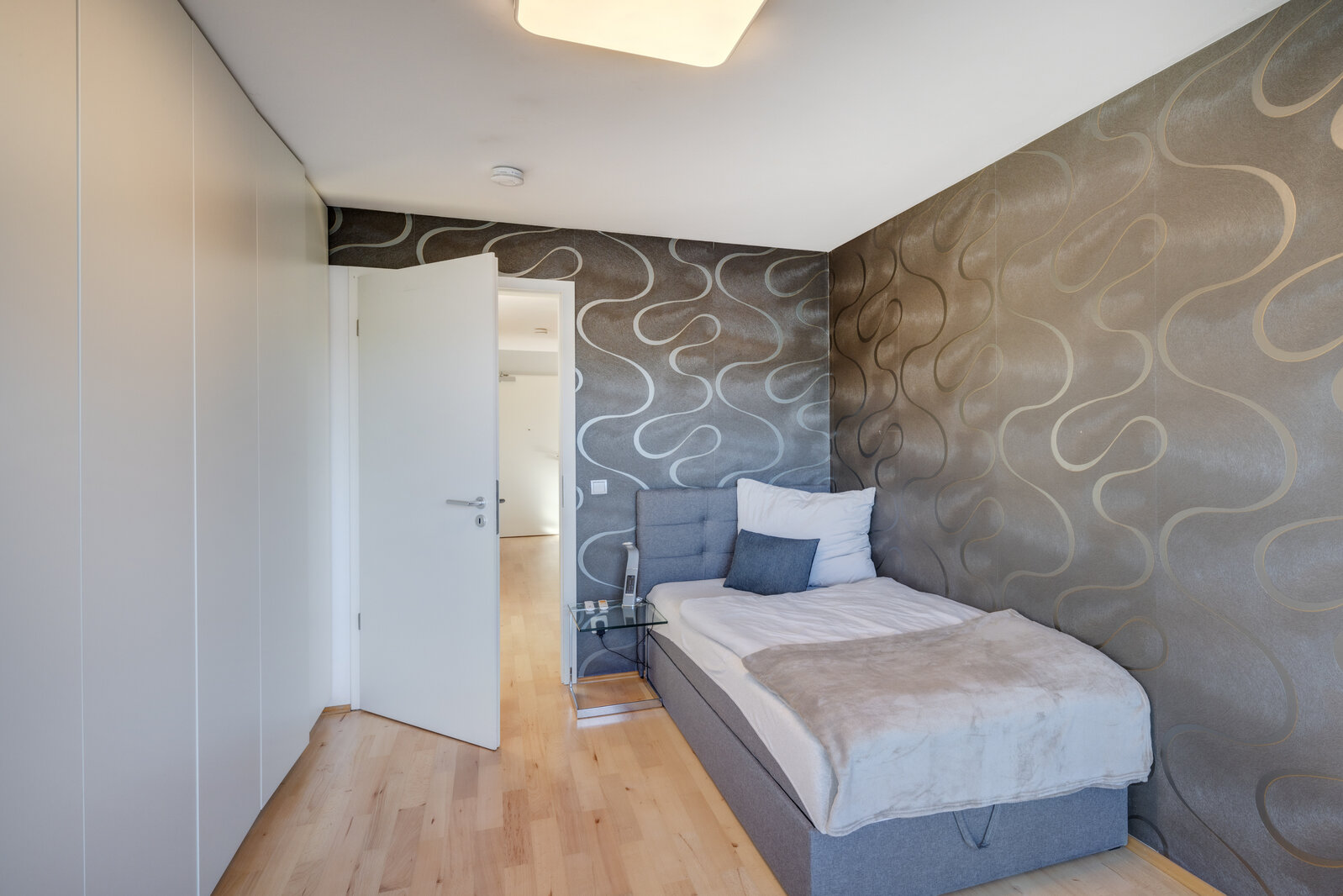 Generous attic apartment with roof-terrace for rent - Photo 5