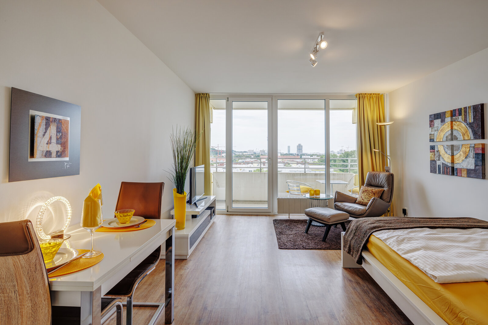 Apartment mit Panoramablick, schön und hell möbliert - Photo 1